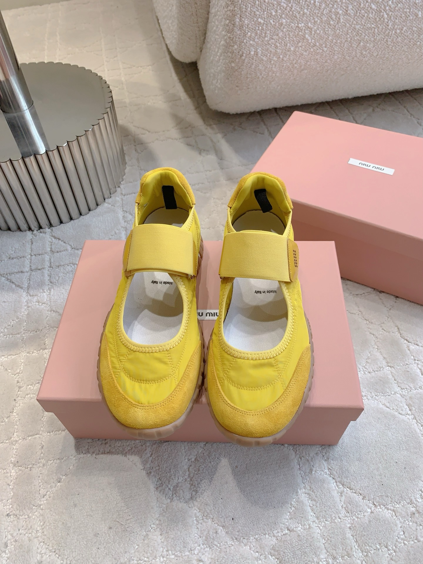 NO:388780,Miu's new Marie Jane casual shoes look so good on the feet. Close your eyes and can be used in all kinds of outfits. All kinds of outfits are versatile and comfortable. They can be matched all year round. Cowhide nylon fabric with cowhide and mattress breathable mesh. Original open mold sole. Size 35-39 (customized for 40), Marie Jane, miumiu, mary jane, cowhide19860909miu 新款玛丽珍休闲鞋 上脚太好看啦 闭眼入 各种穿搭都能驾驭 百搭又舒适 一年四季都能搭配 鞋面牛皮拼接尼龙布 垫脚透气网面 原版开模大底 尺码35-39（40定做）,玛丽珍,miumiu,mary jane,cowhide,Women's Shoes