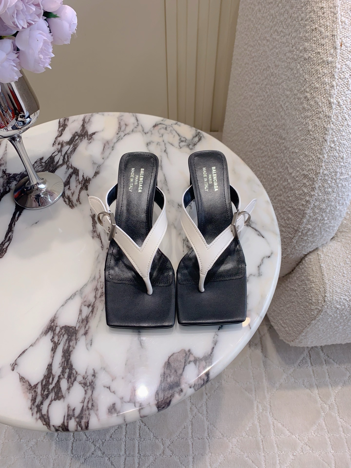 NO:391735,Short heels, high heels, Balenciag* new square-toe high heel slippers, sweet and cool girl's favorite, it's really hot to wear, must-have for hot girls, upper cowhide, original mold opening hardware, inner foot pad sheepskin, Italian leather outsole, heel height 5cm/8.5cm, size 35-39 (customized for 40), split-toe shoes, high heels, balenciaga, high heels, slippers, cowhide, sheepskin, Leather soles19860909矮跟 高跟 Balenciag*新款方头高跟拖鞋 甜酷girl的最爱 上脚真的太辣了 辣妹必备 鞋面牛皮 原版开模五金 内里垫脚羊皮 意大利真皮大底 跟高 5cm/8.5cm 尺码35-39（40定做）,分趾鞋高跟鞋,balenciaga,high heels,slippers,cowhide,sheepskin,Leather soles,Women's Shoes