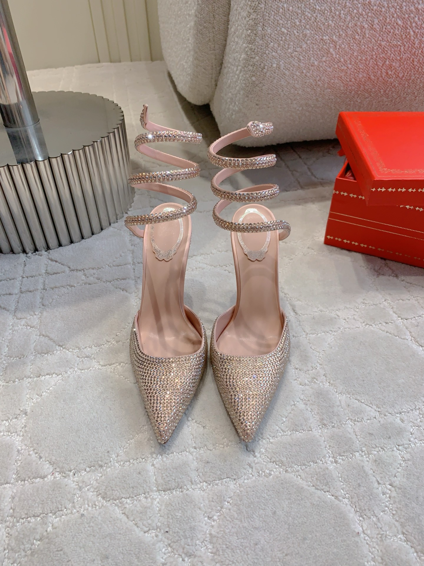 NO:388965,Ren* Caovill* newest snake-shaped pointed toe high heel sandals. The serpentine belt is always full of fairy surrounding the ankles. Exquisite shines and shows unique details and dazzling marks. ~~ Silk upper with silk shimmer, inner footbed sheepskin Italian leather outsole Heel height 9.5cm Size 35-39 (34 40 41 42 43 Customized), high heels sandals, sandals, high heels, sheepskin, real silk, Leather soles19860909Ren* Caovill*新款蛇形尖头高跟凉鞋 永远仙气十足的蛇形带环绕脚踝 精致闪耀 展现独特的细节与耀眼的印记～～ 鞋面真丝闪钻 内里垫脚羊皮 意大利真皮大底 跟高9.5cm  尺码35-39（34 40 41 42 43定做）,高跟鞋凉鞋,sandals,high heels,sheepskin,real silk,Leather soles,Women's Shoes