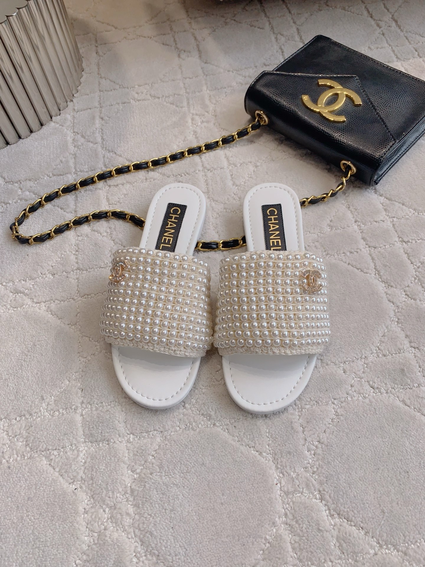 NO:405157,CHANE's newest pearl flat slippers, pure hand-sewn super heavy matching with rhinestone logo, extremely exquisite, beautiful on the feet, inner sheepskin Italian leather outsole, size 35-39 (40 41 custom made), slippers, chanel, slippers, sheepskin, Leather soles19860909CHANE*新款珍珠平底拖鞋 纯手工缝制超级重搭配水钻logo无比精致 上脚绝绝子好看 内里羊皮 意大利真皮大底 尺码35-39（40 41定做）,拖鞋,chanel,slippers,sheepskin,Leather soles,Women's Shoes