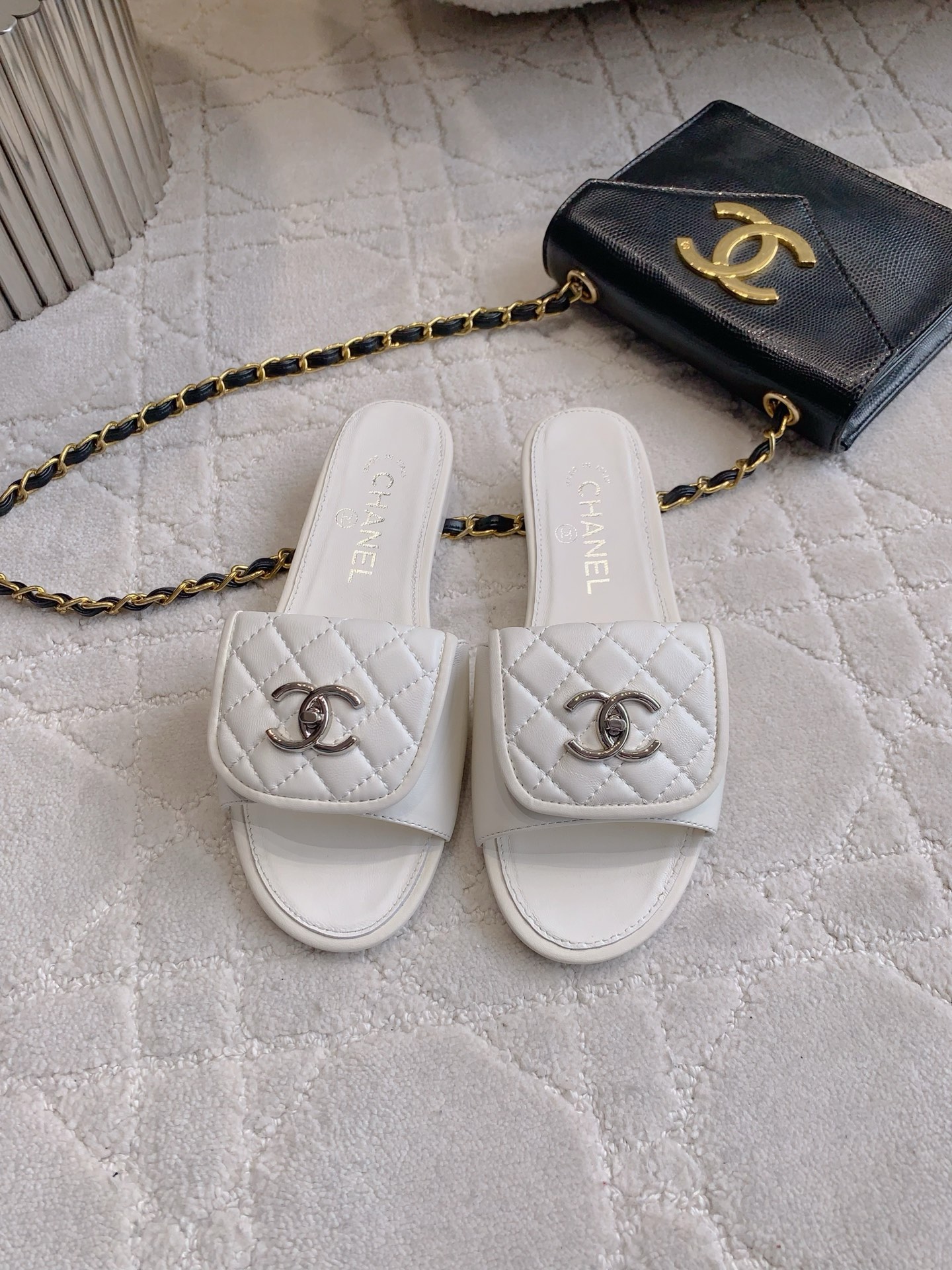 NO:391746,CHANE's newest double C flip-on diamond-shaped slippers, summer essentials, exquisite and delicate, super retro and fashionable, calfskin upper, inner foot pad sheepskin Italian leather outsole size 35-39 (40 41 custom made), slippers, chanel, slippers, cowhide, sheepskin, Leather soles19860909CHANE*新款双Ｃ翻盖菱格平底拖鞋 夏日必备单品 精致又秀气 上脚超赞 复古又时髦 鞋面小牛皮 内里垫脚羊皮 意大利真皮大底 尺码35-39（40 41定做）,拖鞋,chanel,slippers,cowhide,sheepskin,Leather soles,Women's Shoes