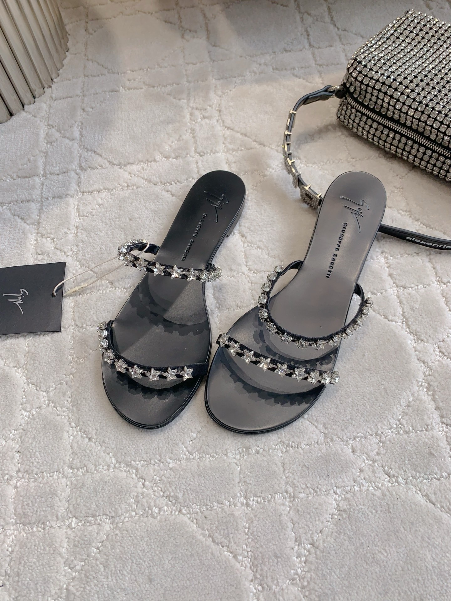 NO:388779,Giuseppe zanott* GZ Classic Rhinestone Series Smoothing Original!  Full of fairy spirit, with filter effect on the upper, hand-sewn rhinestones, Italian leather outsole, heel height, flat sole/4cm, size 35-39 (custom made of 40), slippers, slippers, sheep, Leather soles19860909Giuseppe zanott* GZ 经典款水钻系列凉拖 原版打造！仙气十足 上脚自带滤镜效果  鞋面羊京手工缝制水钻 意大利真皮大底 跟高 平底/4cm 尺码35-39（40定做）,拖鞋,slippers,sheep,Leather soles,Women's Shoes