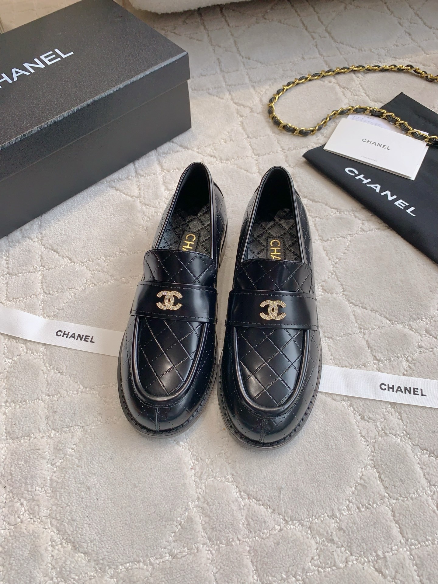 Chanel Dames Loafers met Dubbel C-logo - Stijlvol en Comfortabel