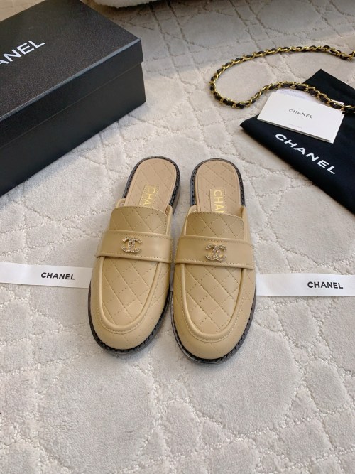 Chanel Women's Loafers with CC Buckle in Nude Leather, Size 35-39 1 Chanel Women's Loafers with CC Buckle in Nude Leather, Size 35-39