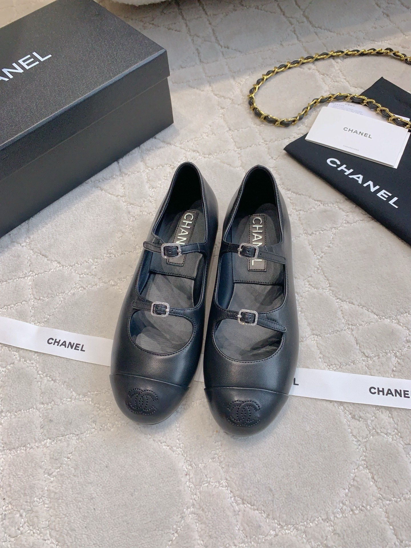 NO:405165,CHANE* classic and refreshing single shoes with Mary Jane. The high-end feeling of Xiangjia always makes people feel capitalized. It looks simple and elegant. It is absolutely girlish. It is comfortable and easy to wear. Upper lambskin. Inner footbed sheepskin. Italian leather outsole. Size 35-39 (40 41 42 customized), Mary Jane, chanel, chanel, mary jane, sheepskin, Leather soles19860909CHANE*经典爽带玛丽珍单鞋 香家高级感这块总让人大写的服气 看起来简单的款式 但上脚就莫名很高级 绝对的少女感 舒适好穿 鞋面小羊皮 内里垫脚羊皮 意大利真皮大底 尺码35-39（40 41 42定做）,玛丽珍,chanel,chanel,mary jane,sheepskin,Leather soles,Women's Shoes