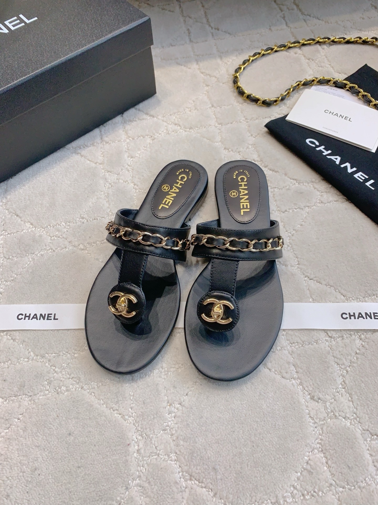 NO:405148,Chane* classic toe chain flat slippers, small fragrance style classic chain decoration, metal logo embellishment to add detail, simple and versatile style, full of high-end feel, versatile and unmatched, cowhide upper, original mold opening hardware, inner foot pad sheepskin Italian leather outsole Size 35-39 (40 41 42 customized), split-toed shoes, chanel, slippers, cowhide, sheepskin, Leather soles19860909Chane*经典款夹趾链条平底拖鞋 小香风经典链条装饰 金属logo点缀增添细节感 简约百搭款 上脚高级感满满 百搭不过时 鞋面牛皮 原版开模五金 内里垫脚羊皮 意大利真皮大底 尺码35-39（40 41 42定做）,分趾鞋,chanel,slippers,cowhide,sheepskin,Leather soles,Women's Shoes