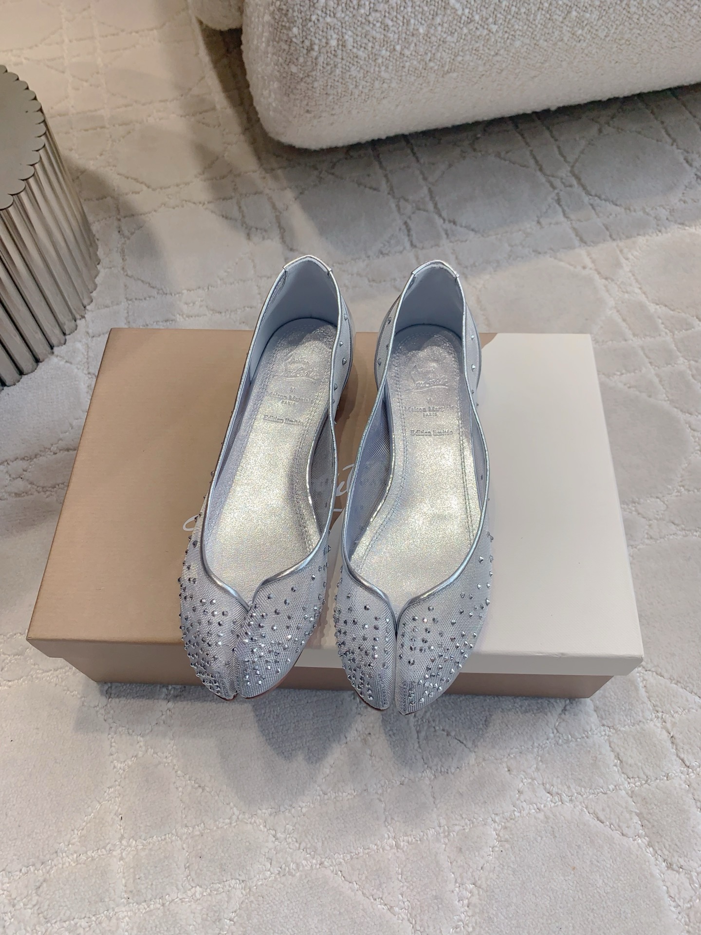 NO:406068,Christian Loubouti* co-branded Margiel* new pig trotter shoes split-toe shoes. It combines the tabi and the sharp and fashionable CL very cutely. It is a must-have item for exquisite and fashionable girls. Upper cowhide/high-density mesh, footbed sheepskin Italian leather outsole Size 35-39 (customized for 40), split-toe shoes, cowhide, sheepskin, Leather soles19860909Christian Loubouti*联名Margiel*新款猪蹄鞋分趾鞋 把tabi和锐利时髦的CL融合的很嗲 上脚狠狠美住 精致时髦女孩的必备单品 鞋面牛皮/高密度网纱 垫脚羊皮 意大利真皮大底 尺码35-39（40定做）,分趾鞋,cowhide,sheepskin,Leather soles,Women's Shoes