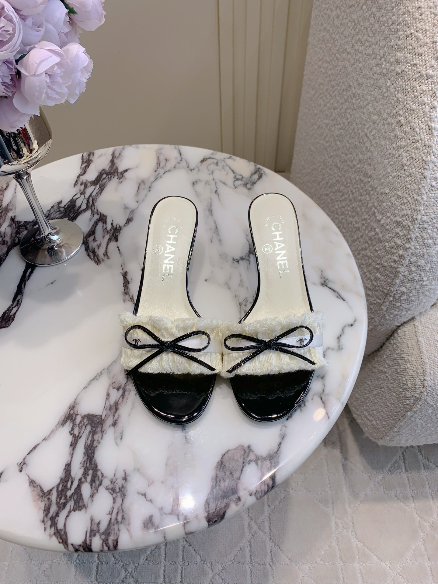 NO:411986,CHANE* classic tassel bow high heel sandals exquisite and delicate, super retro and fashionable, original webbing and cowhide, inner foot pad sheepskin Italian leather outsole Heel height 5cm Size 35-39 (40 41 custom made), slippers, chanel, slippers, cowhide, sheepskin, Leather soles19860909CHANE*经典款流苏蝴蝶结高跟凉拖鞋 精致又秀气 上脚超赞 复古又时髦 鞋面原版织带加牛皮 内里垫脚羊皮 意大利真皮大底 跟高5cm 尺码35-39（40 41定做）,拖鞋,chanel,slippers,cowhide,sheepskin,Leather soles,Women's Shoes