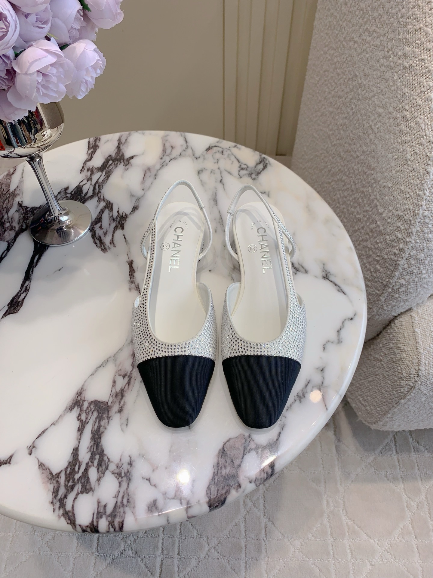 NO:405146,CHANE* classic sling back thick heel shoes full diamond design bling bling The feet are absolutely beautiful, classic simple and versatile, easy to wear, timeless, comfortable, ZP mold opening hardware buckle, inner foot pad sheepskin Italian leather outsole Heel height 2cm/6cm Size 35-39 (40 41 42 customized), sandals, chanel, sandals, sheepskin, Leather soles19860909CHANE*经典款sling back粗跟鞋 满钻设计bling bling 上脚绝绝子好看 经典简约百搭 好穿不过时 舒适度满分 ZP开模五金扣 内里垫脚羊皮 意大利真皮大底 跟高2cm/6cm 尺码35-39（40 41 42定做）,凉鞋,chanel,sandals,sheepskin,Leather soles,Women's Shoes