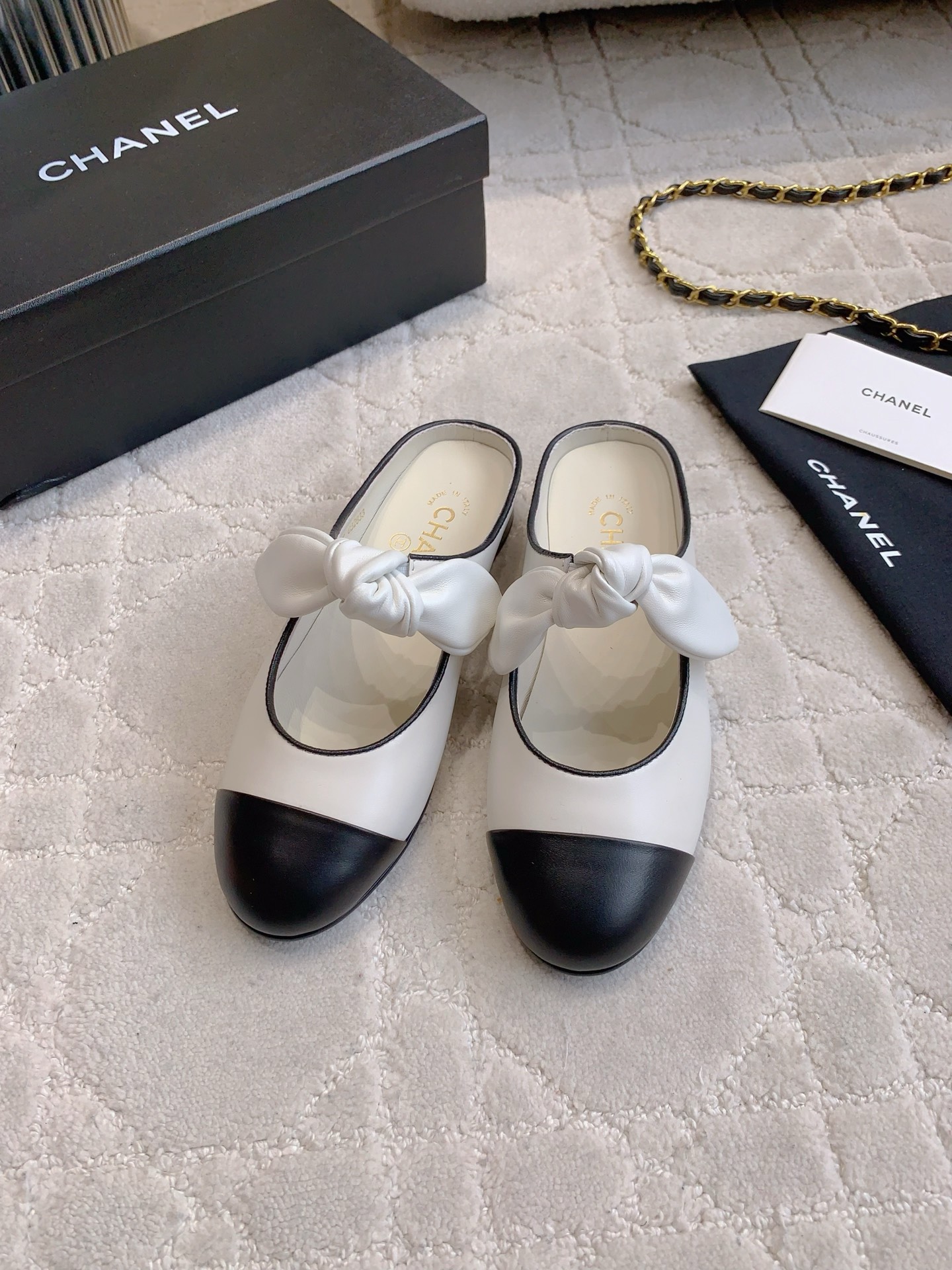 NO:411944,CHANE's newest bow flat half slippers. The high-end style of Xiangjia always makes people feel capitalized. It looks simple but it is inexplicably high-end on the feet. Absolutely girlish. Comfortable and easy to wear. Cowhide upper, inner footbed sheepskin Italian leather outsole. Size 35-39 (40 41 custom made), semi-drag, chanel, chanel, slippers, cowhide, sheepskin, Leather soles19860909CHANE*新款蝴蝶结平底半拖鞋 香家高级感这块总让人大写的服气 看起来简单的款式 但上脚就莫名很高级 绝对的少女感 舒适好穿 鞋面牛皮 内里垫脚羊皮 意大利真皮大底 尺码35-39（40 41定做）,半拖,chanel,chanel,slippers,cowhide,sheepskin,Leather soles,Women's Shoes