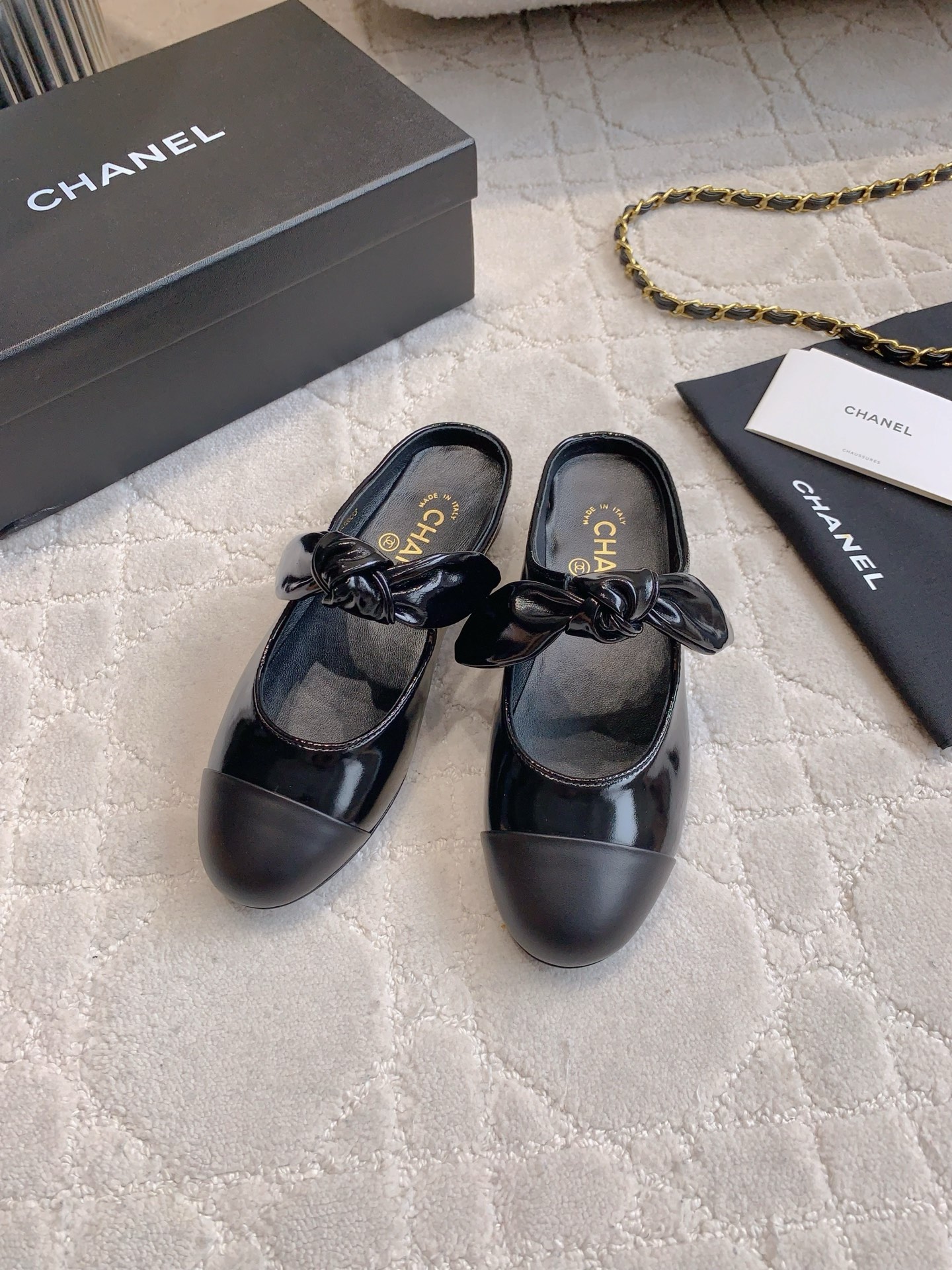 NO:406231,CHANE's newest bow flat half slippers. The high-end style of Xiangjia always makes people feel capitalized. It looks simple but it is inexplicably high-end on the feet. Absolute girlish feeling. Comfortable and easy to wear. Cowhide upper, inner footbed sheepskin Italian leather outsole. Size 35-39 (40 41 custom made), semi-drag, chanel, chanel, slippers, cowhide, sheepskin, Leather soles19860909批 CHANE*新款蝴蝶结平底半拖鞋 香家高级感这块总让人大写的服气 看起来简单的款式 但上脚就莫名很高级 绝对的少女感 舒适好穿 鞋面牛皮 内里垫脚羊皮 意大利真皮大底 尺码35-39（40 41定做）,半拖,chanel,chanel,slippers,cowhide,sheepskin,Leather soles,Women's Shoes