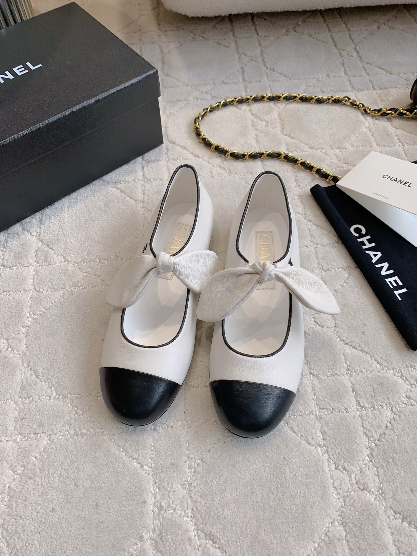 NO:411929,CHANE's newest bow Mary Jane shoes. The high-end style of Xiangjia always makes people feel capitalized. It looks simple but it is inexplicably high-end on the feet. Absolute girlish feeling. Comfortable and easy to wear. Upper sheepskin. Inner footbed sheepskin. Italian leather outsole. Size 35-39 (40 41 42 customized), Mary Jane, chanel, chanel, mary jane, sheepskin, Leather soles19860909CHANE*新款蝴蝶结玛丽珍鞋 香家高级感这块总让人大写的服气 看起来简单的款式 但上脚就莫名很高级 绝对的少女感 舒适好穿 鞋面羊皮 内里垫脚羊皮 意大利真皮大底 尺码35-39（40 41 42定做）,玛丽珍,chanel,chanel,mary jane,sheepskin,Leather soles,Women's Shoes