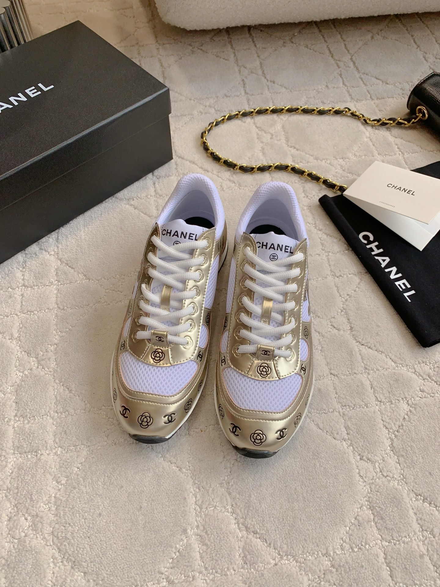 NO:406019,Women's model 330 CHANE* new sports shoes Coco must-have for girls You can always trust Chanel designers' vision Extremely fitted with foot Comfortable full score No pressure on foot Women's size 35-39 (40 41 42 customized) Men's size 39-45, casual shoes/sports shoes, chanel, chanel, sneakers19860909女款 男款330 CHANE*新款运动鞋 Coco女孩必入 永远可以相信香奈儿设计师的眼光 上脚绝绝子 舒适度满分 上脚无压力 女码35-39（40 41 42定做）男码39-45,休闲鞋/运动鞋,chanel,chanel,sneakers,Women's Shoes