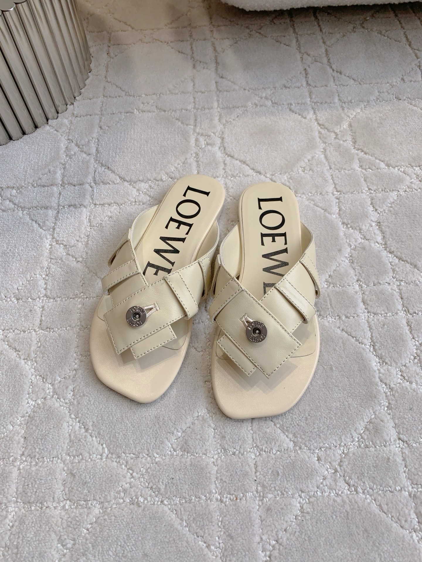 NO:406046,Loew's newest flat-toed flip flops, belt buckle design makes people look eye-catching, lazy and relaxed, a universal and versatile slipper, upper cowhide, inner footbed sheepskin, original open molded outsole, size 35-39 (customized for 40), split-toed shoes, loewe, slippers, cowhide, sheepskin19860909Loew*新款平底夹趾人字拖 腰带扣式设计让人眼前一亮 慵懒松弛感拉满 万能百搭的一款拖鞋  鞋面牛皮 内里垫脚羊皮 原版开模大底 尺码35-39（40定做）,分趾鞋,loewe,slippers,cowhide,sheepskin,Women's Shoes