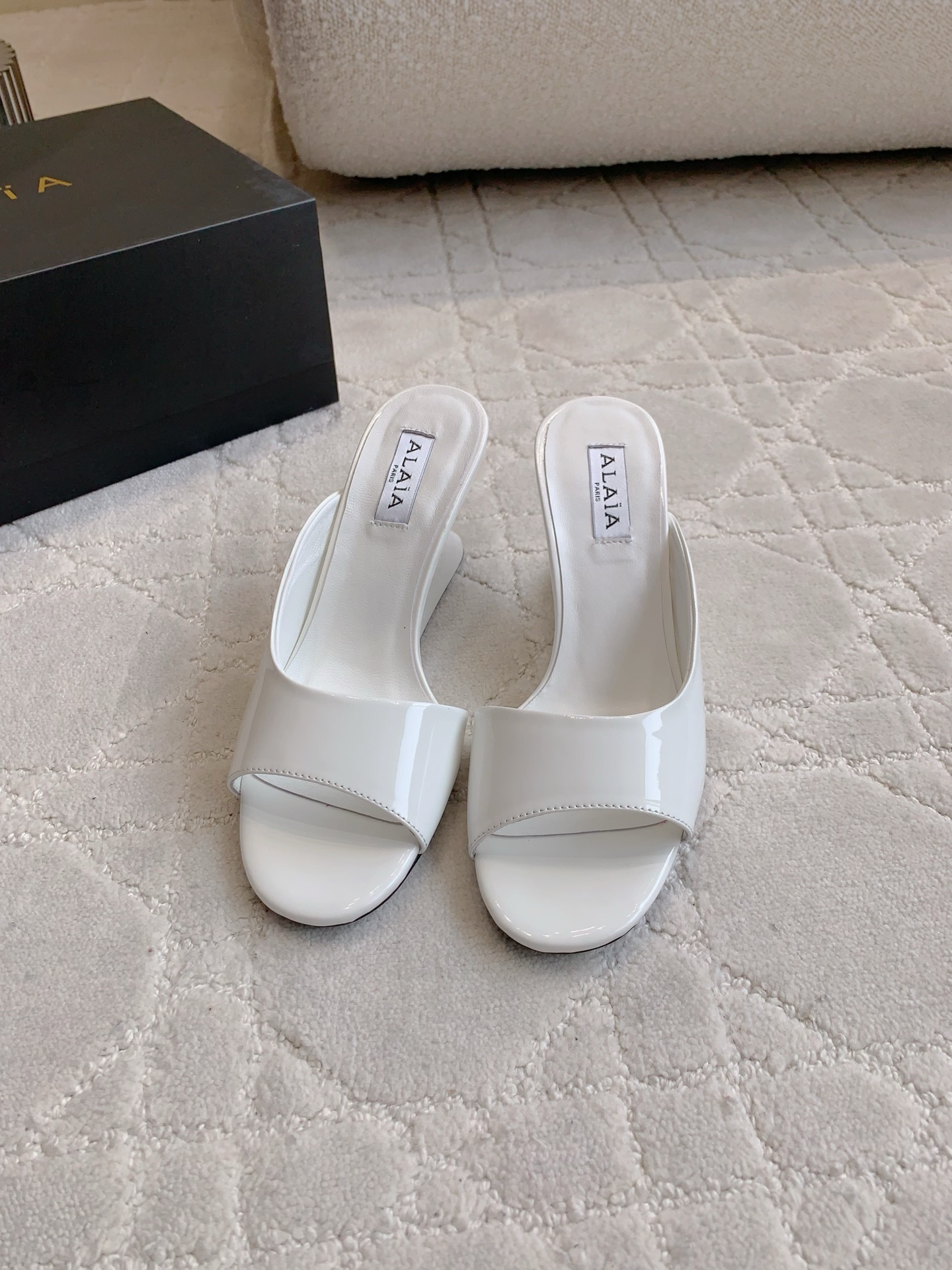 NO:406040,ALAIA's new fish-mouthed heeled high heel slippers, a pair that is easy to wear and fashionable, full of slackness, super comfortable on the feet, unique and unique, full of fashionable feeling, ox patent leather upper, inner footbed sheepskin Italian leather outsole heel height 8cm size 35-39 (customized for 40), high heels slippers, alaia, high heels, slippers, sheepskin, Leather soles19860909ALAIA新款鱼嘴异形跟高跟拖鞋 好穿又时髦的一双 松弛感拉满 上脚超级舒适 独特有个性 时髦感十足 鞋面牛漆皮 内里垫脚羊皮 意大利真皮大底 跟高8cm 尺码35-39（40定做）,高跟鞋拖鞋,alaia,high heels,slippers,sheepskin,Leather soles,Women's Shoes