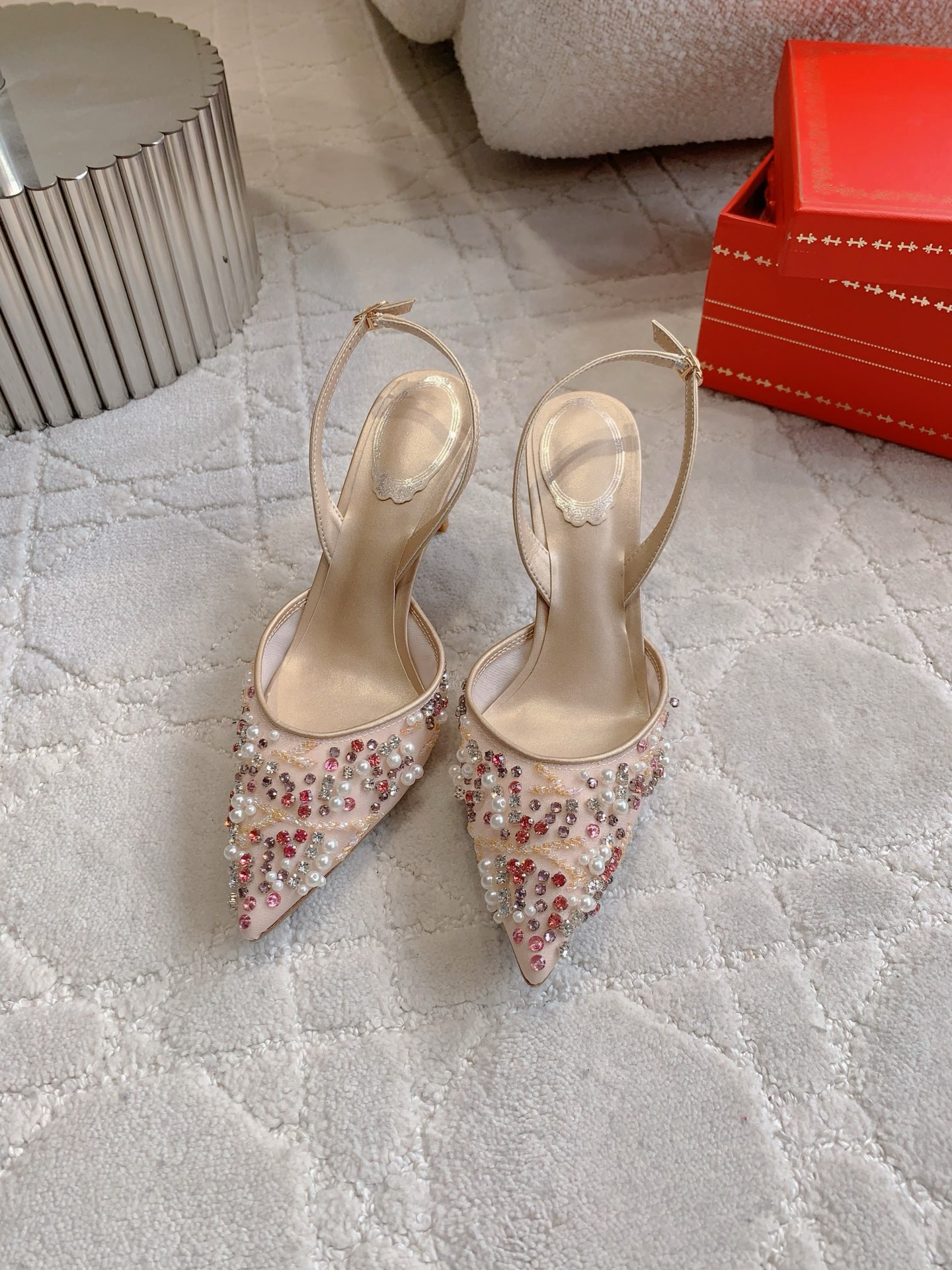 NO:787570,Ren* Caovill* heavy industry crystal gem series high heels bling bling is exquisite and can be called a handicraft. The fabric is imported high-density mesh. Hand-set gem rhinestones. Padded sheepskin. Italian leather outsole. Heel height. Flat bottom/7.5cm. Size 35-39 (34 40 41 42 43 customized), high heels, high heels, sheepskin, Leather soles.19860909Ren* Caovill*重工水晶宝石系列高跟鞋 bling bling精致逼人 堪称工艺品 面料进口高密度网纱 手工镶嵌宝石水钻 垫脚羊皮 意大利真皮大底 跟高 平底/7.5cm 尺码35-39（34 40 41 42 43定做）,高跟鞋,high heels,sheepskin,Leather soles,Women's Shoes