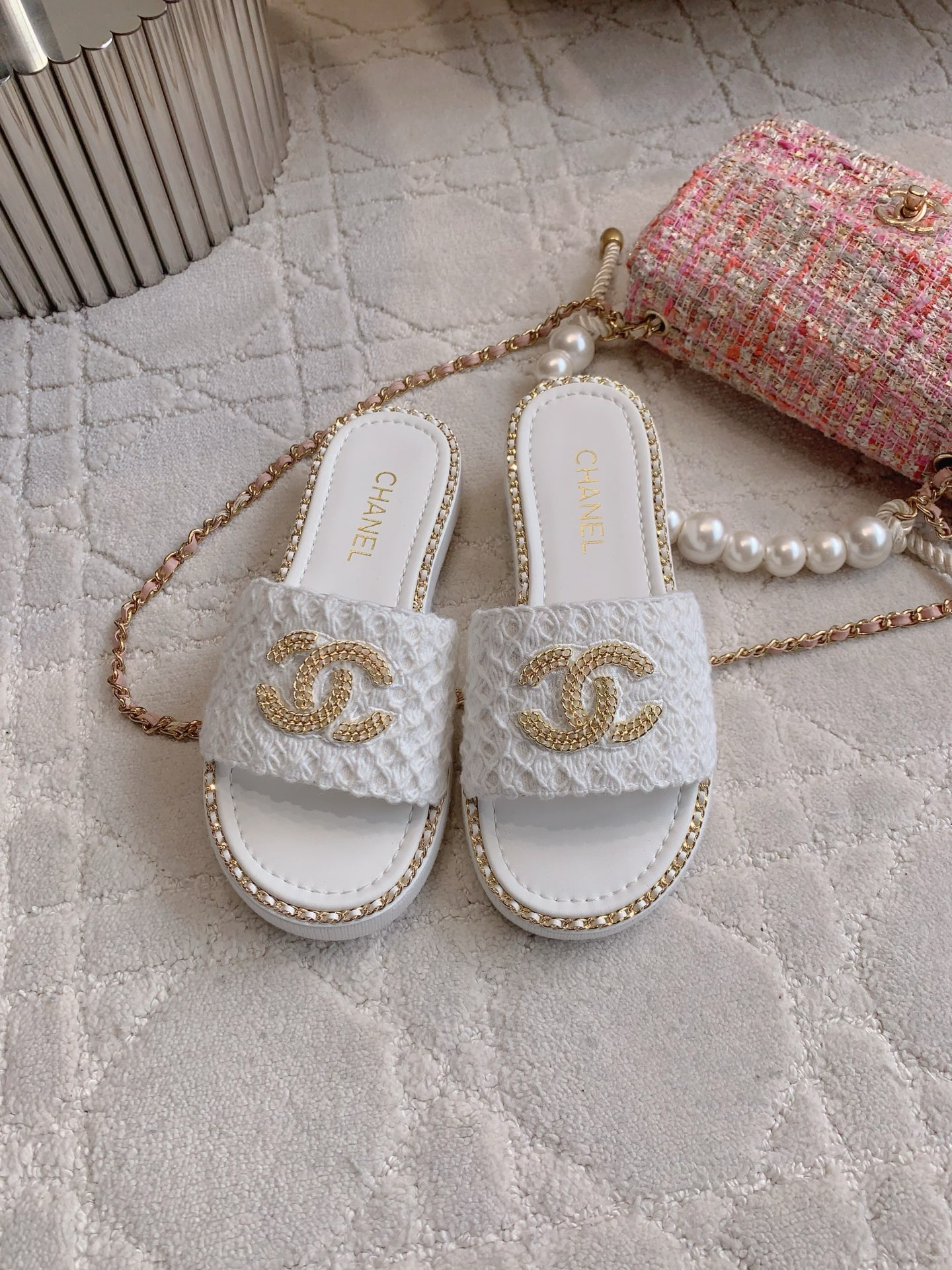 NO:409249,典心Chane's newest chain thick-soled slippers, super white, classic vacation style, letter logo decoration simple and refreshing, versatile items, upper woolen fabric original chain buckle, inner foot pad sheepskin, original open molded sole, size 35-39 (customized for 40), slippers, chanel, slippers, sheepskin19860909批  Chane*新款链条厚底拖鞋 超显脚白 经典度假风 字母logo装饰简约清爽 百搭单品 鞋面毛呢面料原版链条扣 内里垫脚羊皮 原版开模大底 尺码35-39（40定做）,拖鞋,chanel,slippers,sheepskin,Women's Shoes