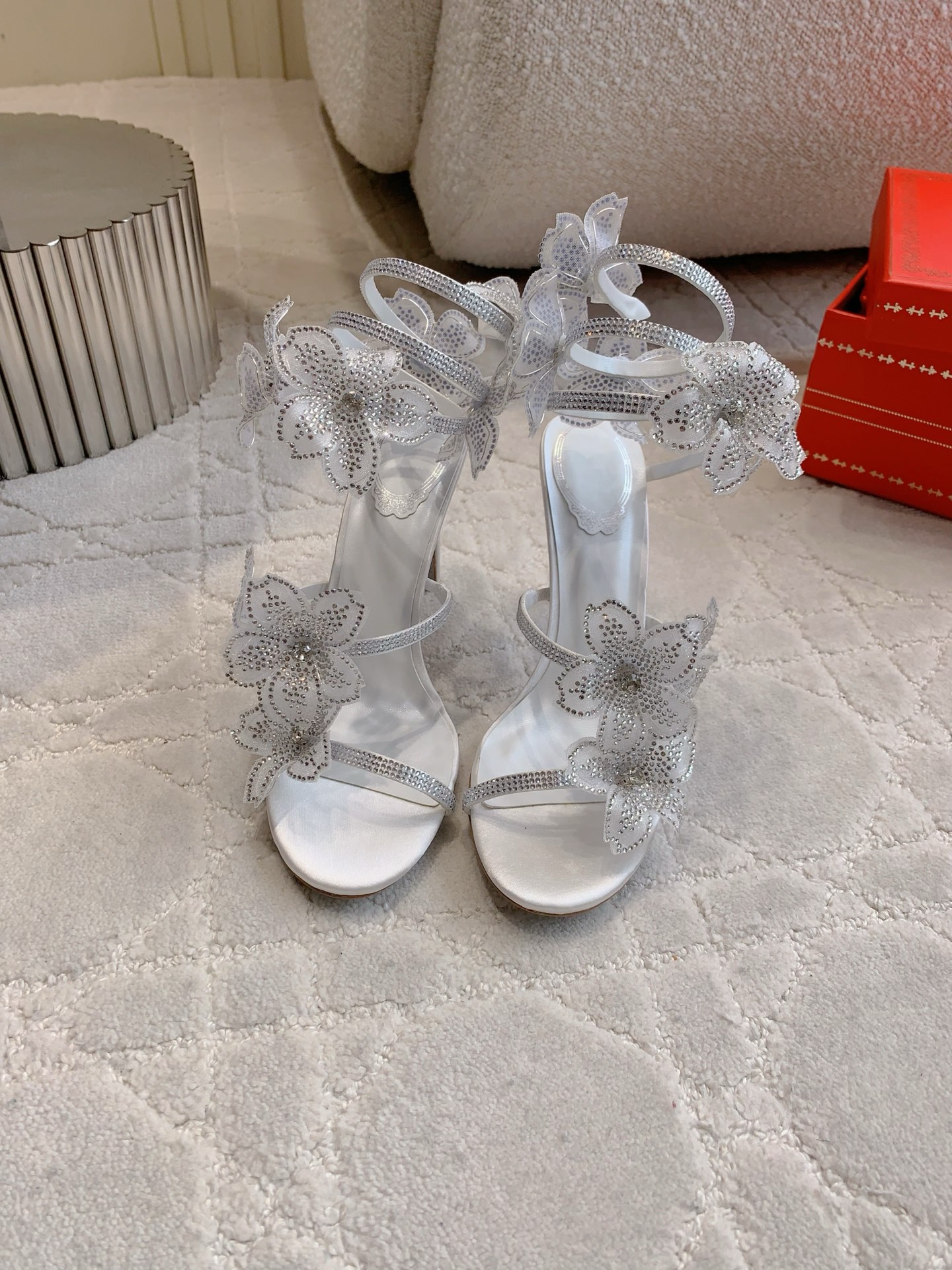 NO:406060,Ren* Caovill* New Crystal Flower High Heel Sandals bling bling exquisite and imposing fairy butterfly snake straps are brilliant and full of fairy spirit. They can be called handicrafts. Imported lace and super flashing rhinestones. Floating sheepskin. Italian leather outsole. Heel height 9.5cm. Size 35-39 (34 40 41 42 43 customized), high heels, sandals, high heels, sheepskin, Leather soles19860909Ren* Caovill* 新款水晶花朵高跟凉鞋 bling bling精致逼人 仙女蝴蝶蛇形绑带光彩熠熠 仙气十足 堪称工艺品 面料进口蕾丝加超闪水钻 垫脚羊皮 意大利真皮大底 跟高9.5cm 尺码35-39（34 40 41 42 43定做）,高跟鞋凉鞋,sandals,high heels,sheepskin,Leather soles,Women's Shoes