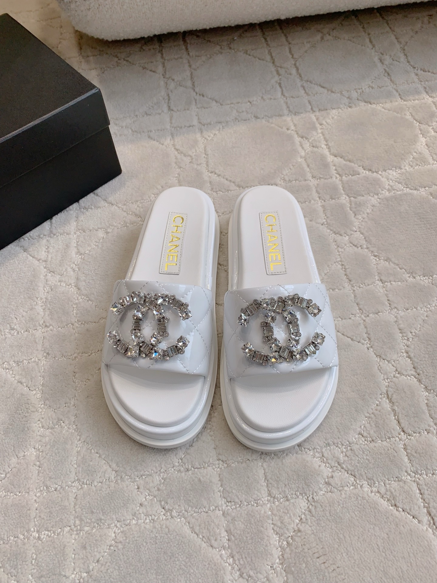 NO:409243,典心Chane's newest rhinestone thick-soled slippers bling bling bling shines, super white, classic vacation style, letter logo decoration simple and refreshing, versatile items, cowhide, denim, inner foot pad sheepskin, Italian leather outsole, size 35-39 (40 41 42 43 customized), slippers, chanel, slippers, cowhide, sheepskin, Leather soles19860909批 Chane*新款水钻厚底拖鞋 bling bling闪耀夺目 超显脚白 经典度假风 字母logo装饰简约清爽 百搭单品 鞋面牛皮/牛仔布 内里垫脚羊皮 意大利真皮大底 尺码35-39（40 41 42 43定做）,拖鞋,chanel,slippers,cowhide,sheepskin,Leather soles,Women's Shoes