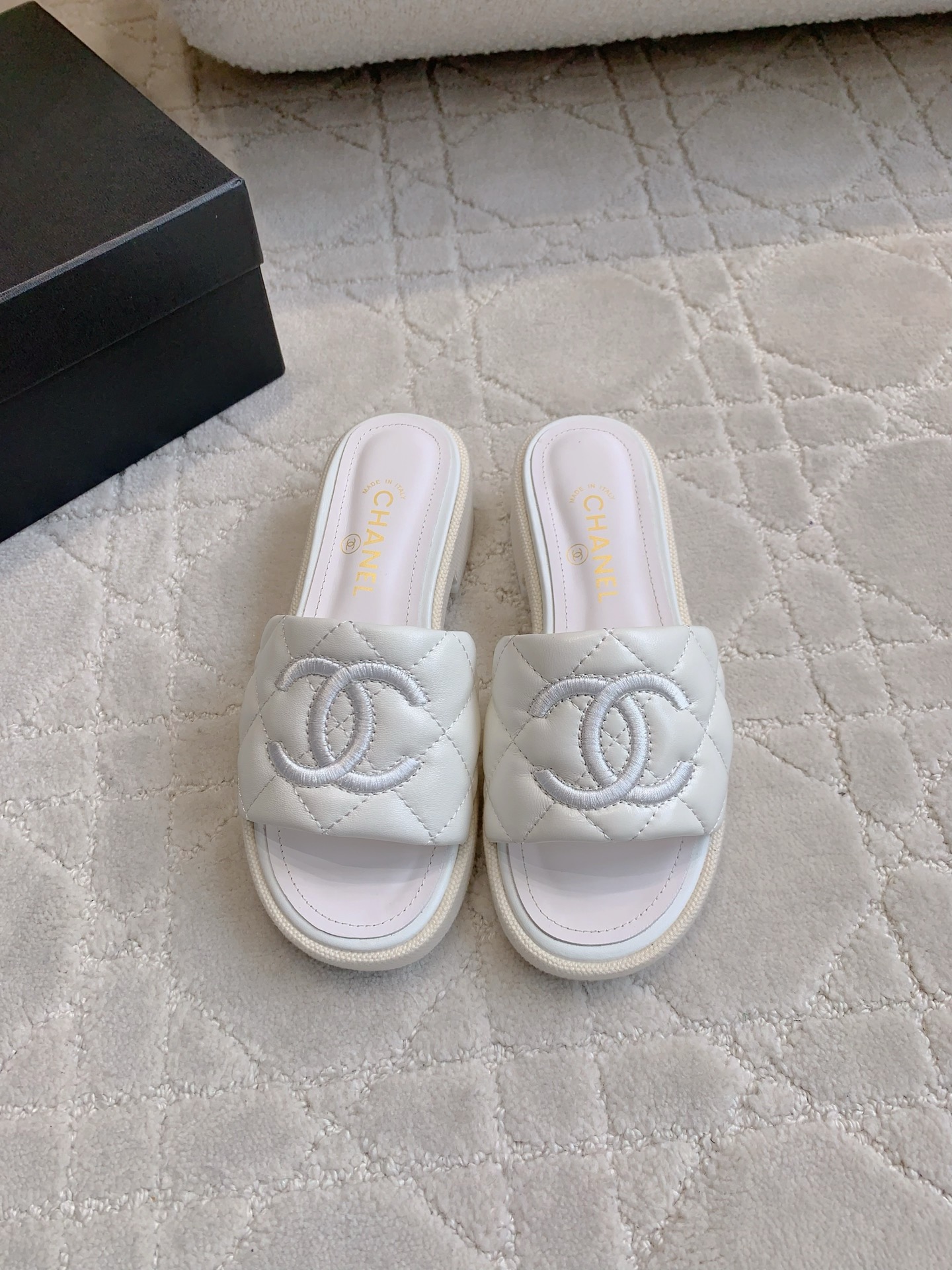 NO:409237,典官网新方官网址官网址官网址官网址官网址官网址官网址官网址官网址官网址官网址官网址官网址官网址官网址官网址官网址官网址官网址官网址官网址官网址官网址官网址官网址官网址官�19860909批 Chane*新款厚底拖鞋 经典度假风 双Ｃ logo装饰简约清爽 百搭单品 鞋面羊皮/牛仔布 内里垫脚羊皮 意大利真皮大底 尺码35-39（40 41 42 43定做）,拖鞋,chanel,slippers,sheepskin,Leather soles,Women's Shoes