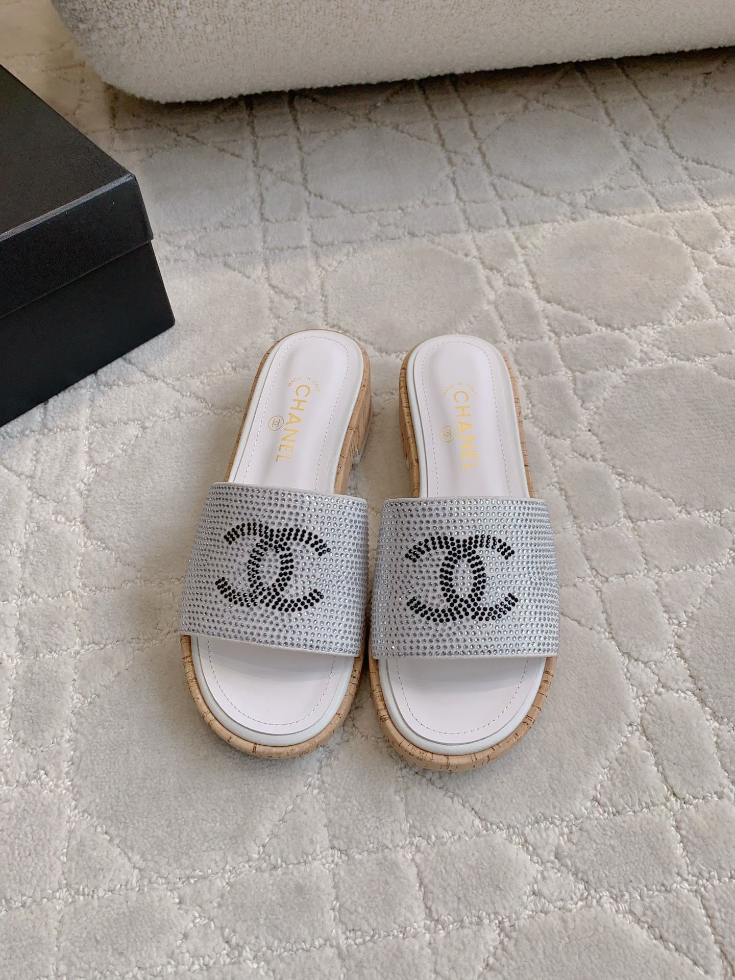 NO:409246,典心Chane's newest rhinestone thick-soled slippers bling bling bling shines, super white, classic vacation style, simple and refreshing letter logo decoration, versatile items, high temperature ironing diamonds, inner foot pad sheepskin Italian leather outsole Size 35-39 (40 41 42 43 customized), slippers, chanel, slippers, sheepskin, Leather soles19860909批 Chane*新款水钻厚底拖鞋 bling bling闪耀夺目 超显脚白 经典度假风 字母logo装饰简约清爽 百搭单品 鞋面高温烫钻 内里垫脚羊皮 意大利真皮大底 尺码35-39（40 41 42 43定做）,拖鞋,chanel,slippers,sheepskin,Leather soles,Women's Shoes