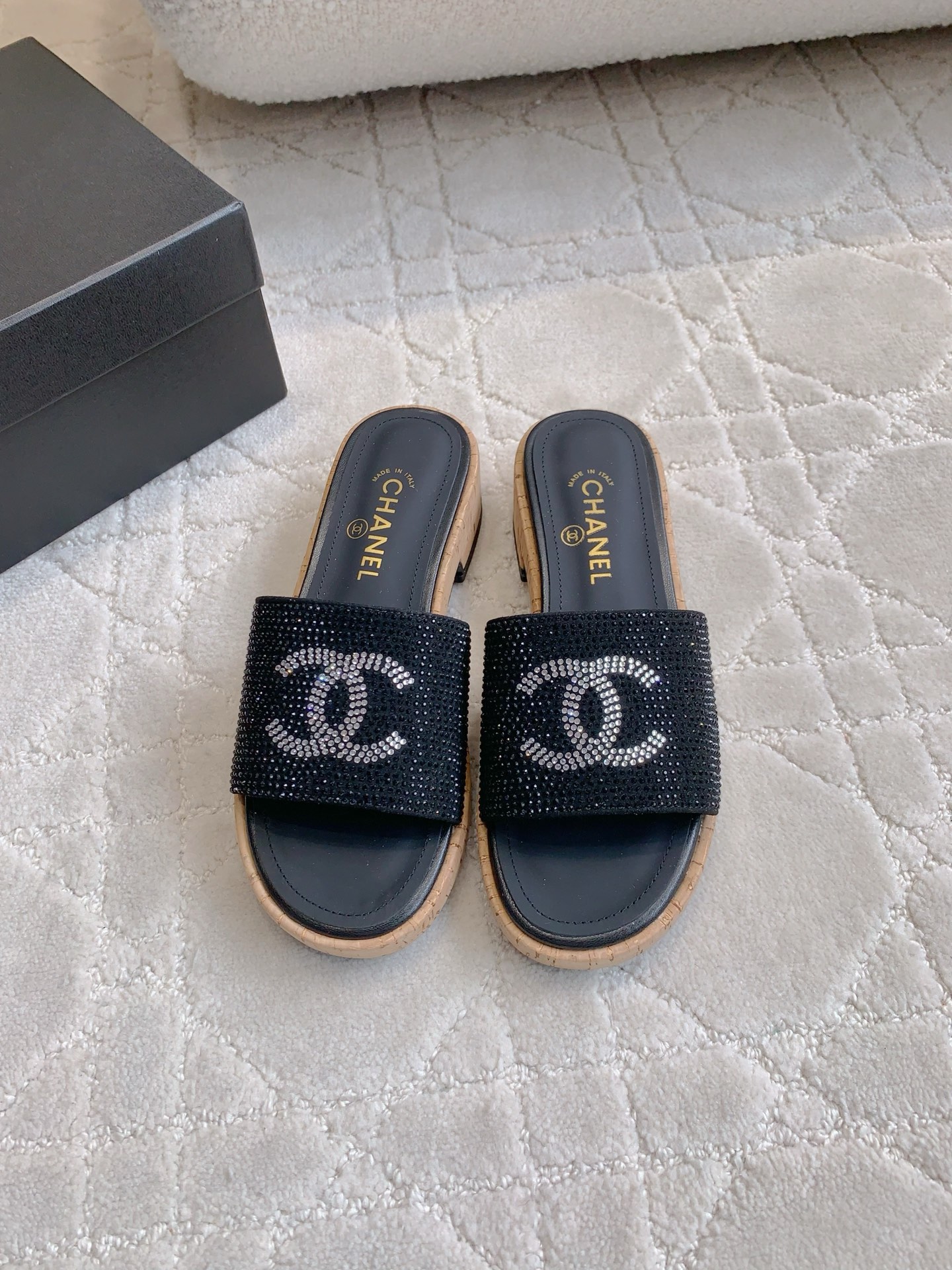 NO:411922,Chane's newest rhinestone thick-soled slippers bling bling bling shines, super white, classic vacation style, letter logo decoration simple and refreshing, versatile items, high temperature iron diamonds, inner foot pad sheepskin, Italian leather outsole, size 35-39 (40 41 42 43 customized), Mary Jane, chanel, mary jane, slippers, sheepskin, Leather soles19860909Chane*新款水钻厚底拖鞋 bling bling闪耀夺目 超显脚白 经典度假风 字母logo装饰简约清爽 百搭单品 鞋面高温烫钻 内里垫脚羊皮 意大利真皮大底 尺码35-39（40 41 42 43定做）,玛丽珍,chanel,mary jane,slippers,sheepskin,Leather soles,Women's Shoes