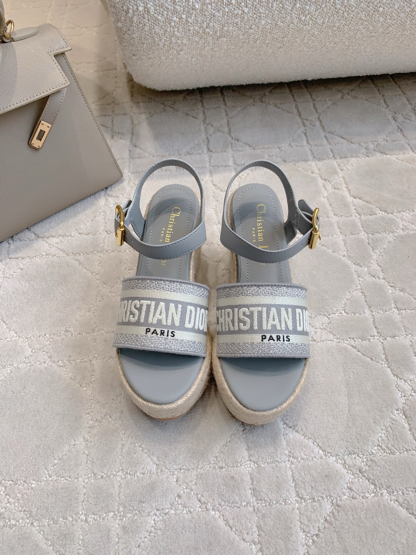 NO:406043,Dio* newest embroidered heels high heels sandals, simple and atmospheric, showing a minimalist and high-end feel, super comfortable, versatile and classic style, instantly turning into long legs, original embroidery of upper, inner foot pad sheepskin, original mold opening sole, heel height 8.5cm, size 35-39 (customized for 40 41), high heels sandals, dior, sandals, high heels, sheepskin19860909Dio*新款刺绣坡跟高跟凉鞋 简约大气 尽显极简高级感 脚感超级舒适 百搭经典款 上脚秒变大长腿  鞋面原版刺绣 内里垫脚羊皮 原版开模大底 跟高8.5cm 尺码35-39（40 41定做）,高跟鞋凉鞋,dior,sandals,high heels,sheepskin,Women's Shoes