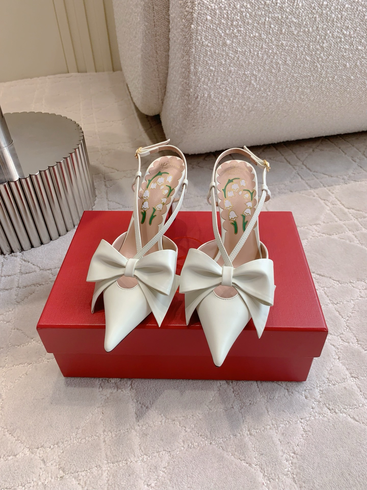 NO:406021,VALENTIN* new butterfly pointed toe high heels. The bow elements are sweet and age-reducing. They are simply sweet and cool. They are perfect for salt and sweet. My dream shoes. Upper calfskin/thread cloth. Inner footbed sheepskin. Heel height 8cm. Italian leather outsole. Size 35-39 (40 41 42 customized). High heels sandals. Valentino, sandals, high heels, cowhide, sheepskin, Leather soles.19860909VALENTIN*新款蝴蝶尖头高跟鞋 蝴蝶结元素甜美又减龄 让人眼前一看 简直就是甜美酷酷的完美适配 可盐可甜 我的梦中情鞋 鞋面小牛皮/螺纹布 内里垫脚羊皮 跟高8cm 意大利真皮大底 尺码35-39（40 41 42定做）,高跟鞋凉鞋,valentino,sandals,high heels,cowhide,sheepskin,Leather soles,Women's Shoes