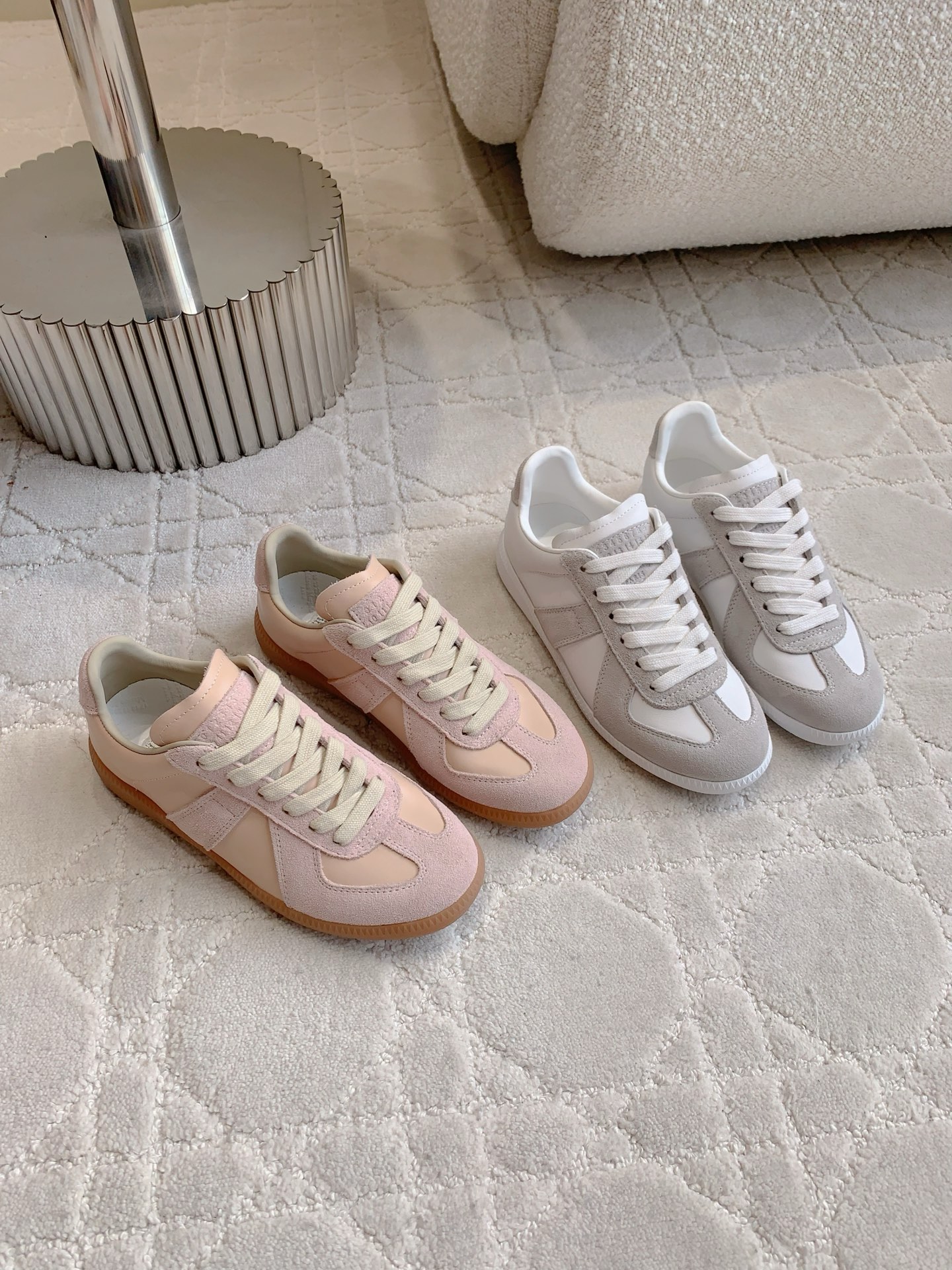 NO:406024,Maison Margiel* classic casual moral training shoes Original purchase and development Top quality Multi-color options Good shoes that will make people fascinate more and more time-honored. Upper cowhide leather inner footbed cowhide Original mold open sole Women's size 35-39 (40 custom made) Men's size 39/44 (45 custom made), casual shoes/sports shoes, sneakers, cowhide19860909男女同款 Maison Margiel*经典款休闲德训鞋 原版购入开发 顶级品质 多色可选 驾驭各种风格look 会让人越穿越着迷的好鞋子 鞋面牛皮 内里垫脚牛皮 原版开模大底 女码35-39（40定做）男码39/44（45定做）,休闲鞋/运动鞋,sneakers,cowhide,Women's Shoes