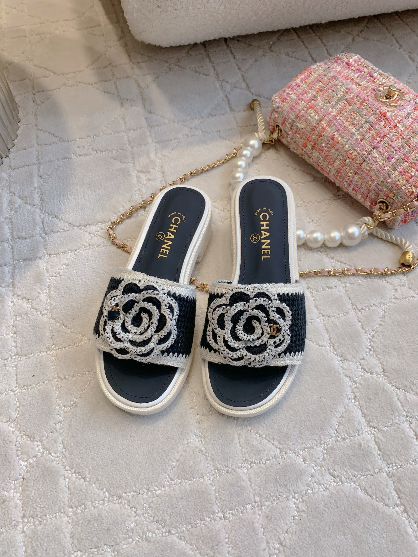 NO:411977,Chane's newest flower knitted thick-soled slippers, super white, classic vacation style, versatile items, full comfort, knitted upper, original molded hardware logo, inner footbed sheepskin, Italian leather outsole, size 35-39 (40 41 42 43 customized), slippers, chanel, slippers, sheepskin, Leather soles19860909Chane*新款花朵针织厚底拖鞋 超显脚白 经典度假风 百搭单品 舒适度满分 鞋面针织面料原版开模五金logo 内里垫脚羊皮 意大利真皮大底 尺码35-39（40 41 42 43定做）,拖鞋,chanel,slippers,sheepskin,Leather soles,Women's Shoes