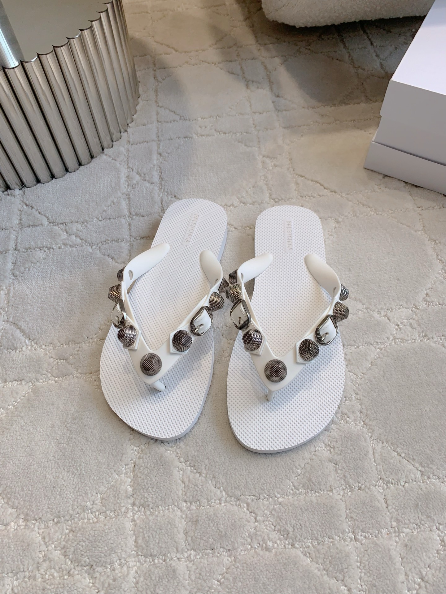 NO:408540,Balenciag* new rivet motorcycle flip flops beach mopping sweet and cool girl favorite, it's really cool to wear, hot girls must have, original purchase and development ZP mold opening hardware, original mold opening and outsole size 35-39 (customized for 40), split-toe shoes, balenciaga19860909Balenciag*新款铆钉机车人字拖沙滩拖 甜酷girl的最爱 上脚真的太酷了 辣妹必备 原版购入开发 ZP开模五金 原版开模大底 尺码35-39（40定做）,分趾鞋,balenciaga,Women's Shoes