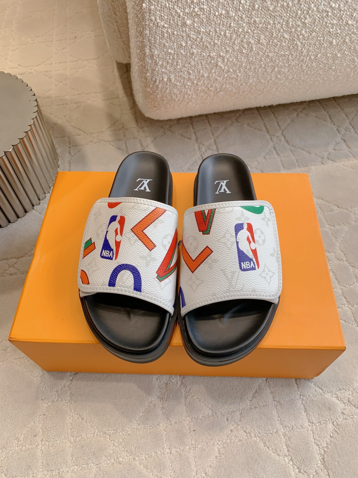 NO:409296,Men's Louis vuitt* classic men's old-fashioned beach slippers Velcro design Casual and versatile style The whole pair of shoes is light and comfortable. ZP purchase 1:1 replica Size 39-44 (38 45 customized), slippers, louis vuitton, slippers19860909男款 Louis vuitt*经典款男士老花沙滩拖鞋 魔术贴设计 休闲百搭款 整双鞋子轻便舒适 ZP购入1:1复刻 尺码39-44（38 45定做）,拖鞋,louis vuitton,slippers,Women's Shoes