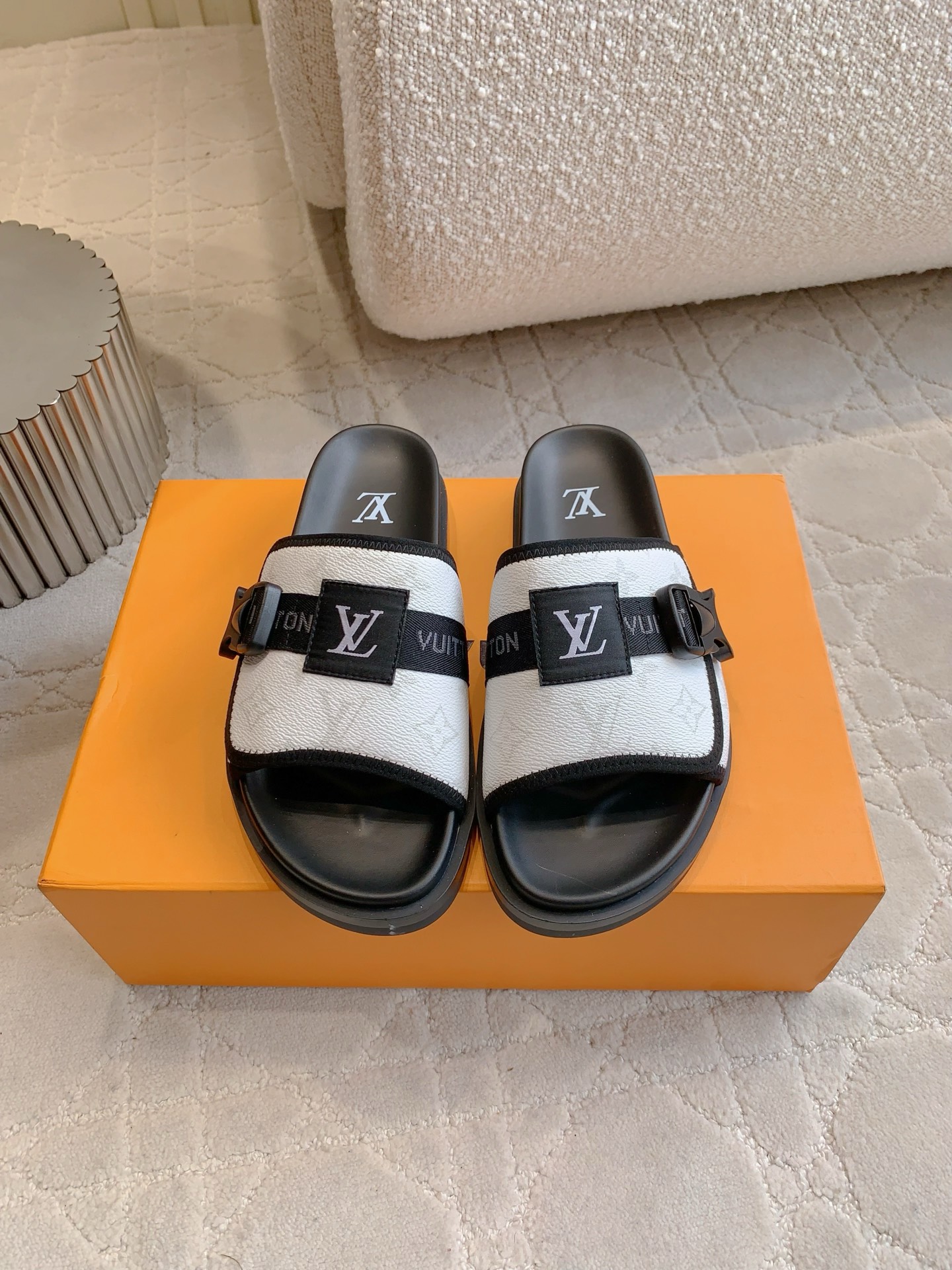 NO:408978,Men's Louis vuitt* classic men's old-fashioned beach slippers Velcro design Casual and versatile style The whole pair of shoes is light and comfortable. ZP purchase 1:1 replica Size 39-44 (38 45 customized), slippers, louis vuitton, slippers19860909男款 Louis vuitt*经典款男士老花沙滩拖鞋 魔术贴设计 休闲百搭款 整双鞋子轻便舒适 ZP购入1:1复刻 尺码39-44（38 45定做）,拖鞋,louis vuitton,slippers,Women's Shoes