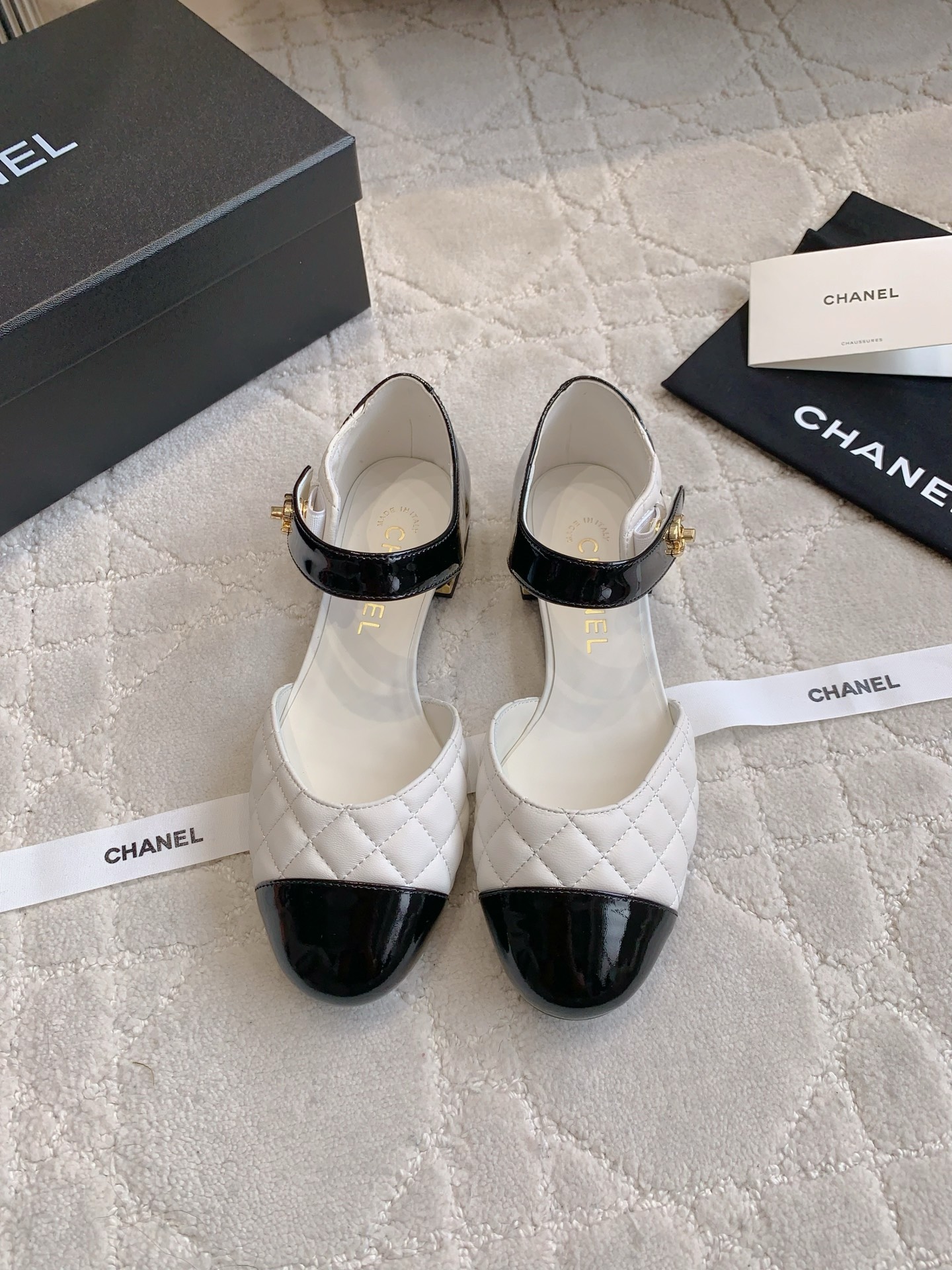 NO:420227,CHANE* classic diamond hollow Mary Zhen Xiangjia high-end feel always convinced. It looks simple style but it is inexplicably high-end on the feet. Absolute girlish feeling. Comfortable and easy to wear. Upper lambskin inner footbed sheepskin Italian leather outsole size 35-39 (customized for 40 41), sandals, chanel, chanel, sandals, mary jane, sheepskin, Leather soles19860909CHANE*经典款菱格中空玛丽珍 香家高级感这块总让人大写的服气 看起来简单的款式 但上脚就莫名很高级 绝对的少女感 舒适好穿 鞋面小羊皮 内里垫脚羊皮 意大利真皮大底 尺码35-39（40 41定做）,凉鞋,chanel,chanel,sandals,mary jane,sheepskin,Leather soles,Women's Shoes