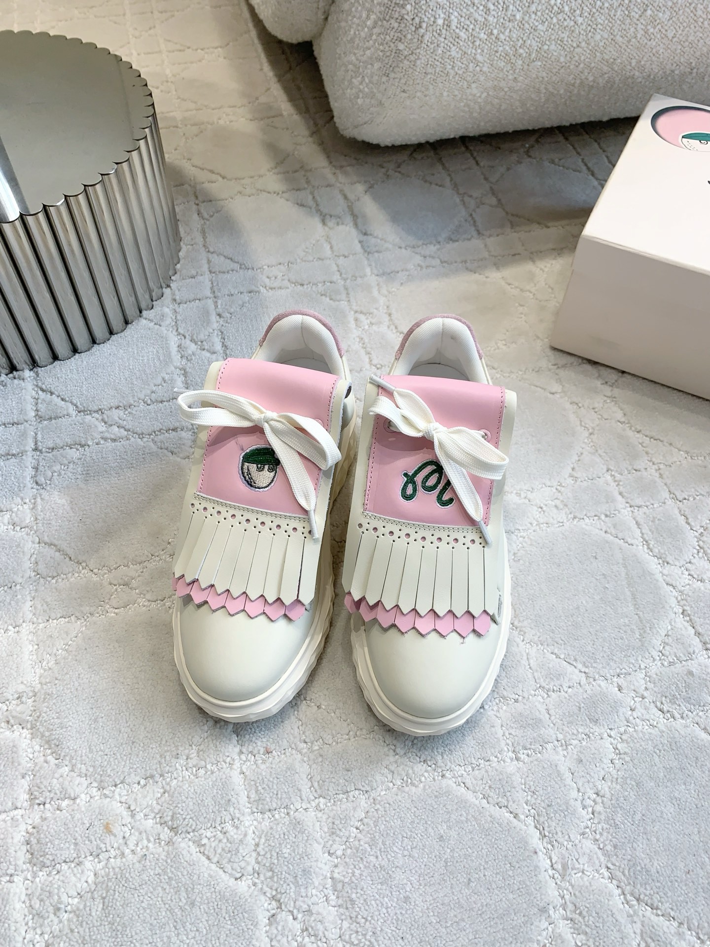 NO:408542,Jimmy Cho* co-branded Malbon new tassel casual shoes golf joint limited series shout fashion is no longer limited to the catwalk, stride towards golf green space while ensuring grip, with a fashionable style, calfskin upper, footbed cowhide original open mold outsole size 35-39 (customized for 40), casual shoes/sports shoes, jimmy choo, sneakers, cowhide19860909Jimmy Cho*联名Malbon新款流苏休闲鞋 高尔夫联名限定系列 嚷时尚不再局限于T台 大步迈向高尔夫绿地 在确保抓地力的同时兼具时尚风格 鞋面小牛皮 垫脚牛皮 原版开模大底 尺码35-39（40定做）,休闲鞋/运动鞋,jimmy choo,sneakers,cowhide,Women's Shoes