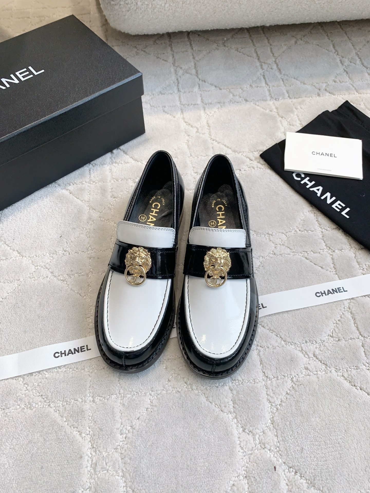 Chanel Mocassins Femme avec Ornement Tête de Lion, Cuir de Veau Bicolore