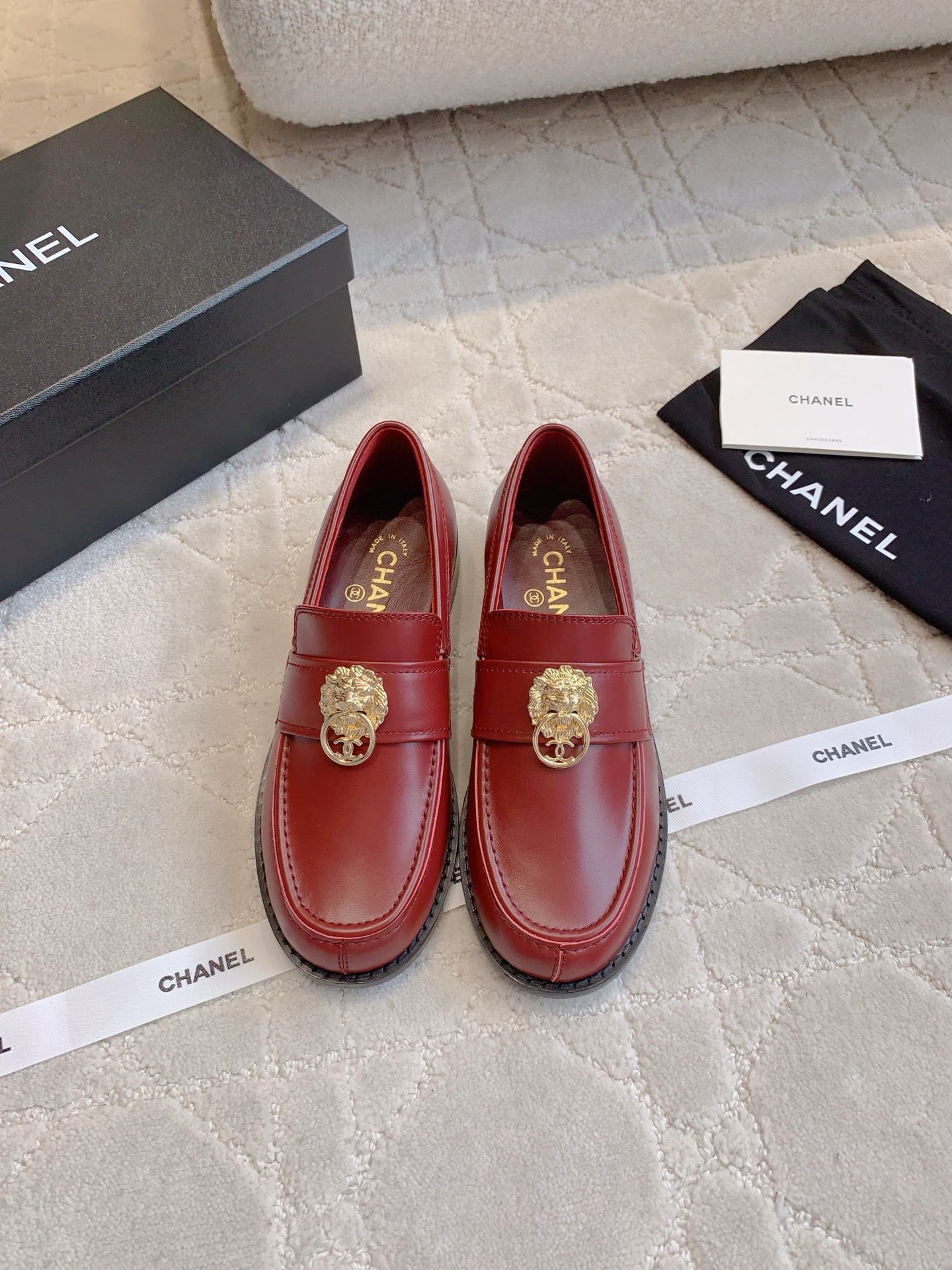 Chanel Loafers de Cuero Burdeos con Adorno de Cabeza de León para Mujer