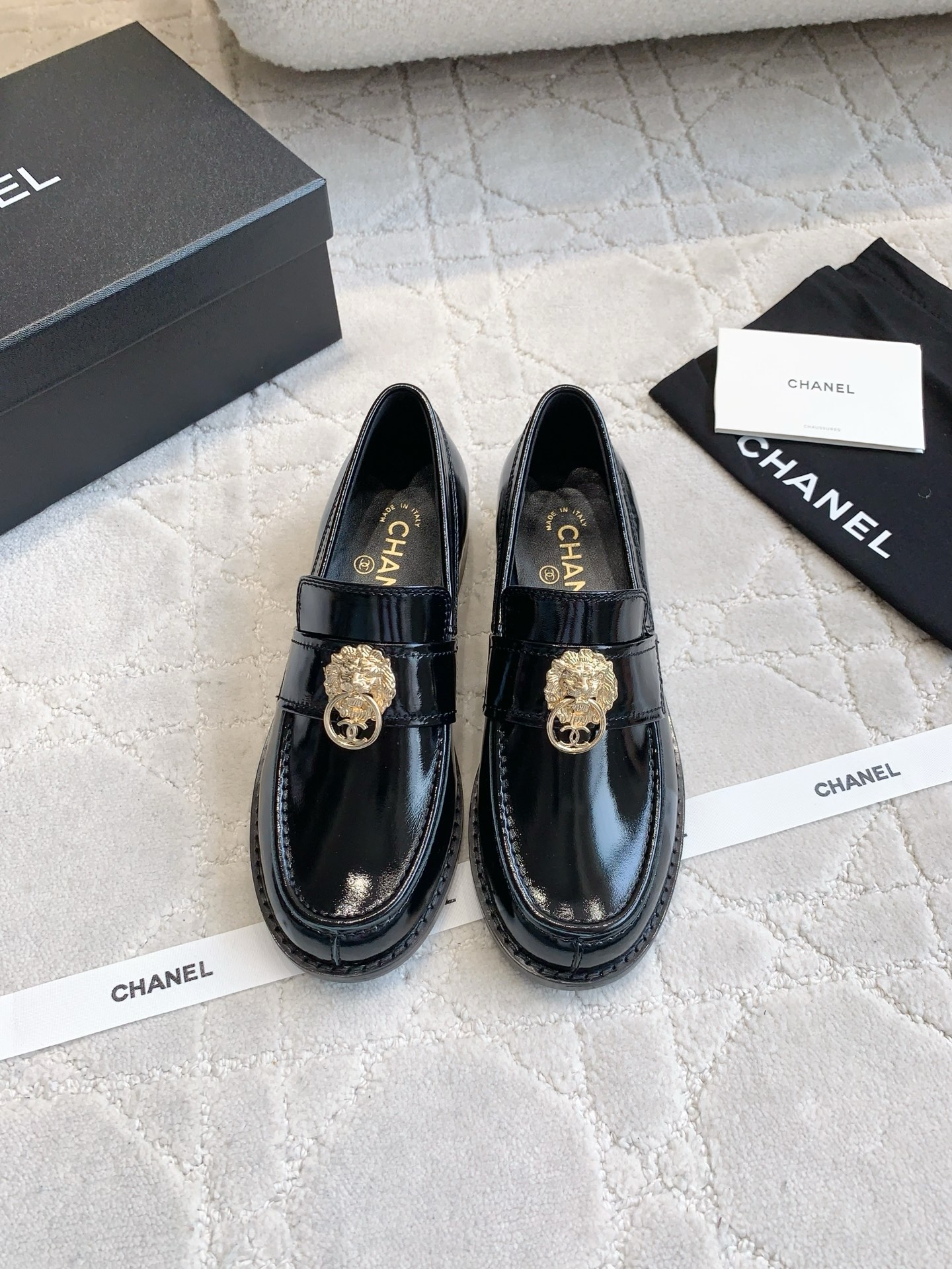 Mocassins Chanel avec Ornement Tête de Lion et Logo Double C en Cuir Verni Noir