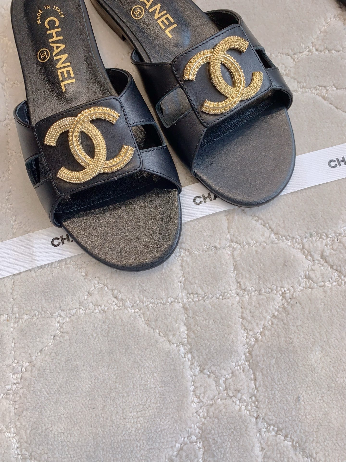 Chanel Women's Flat Sandals with CC Logo - Classic & Comfortable 6 i1749448069899 633 0 2