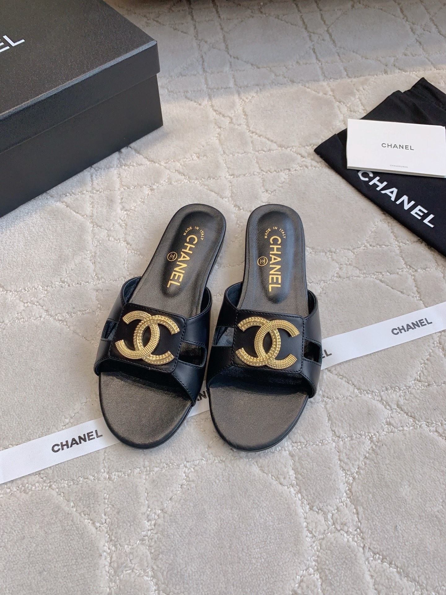 Chanel Women's Flat Sandals with CC Logo - Classic & Comfortable 2 i1749448071949 6476 0 0