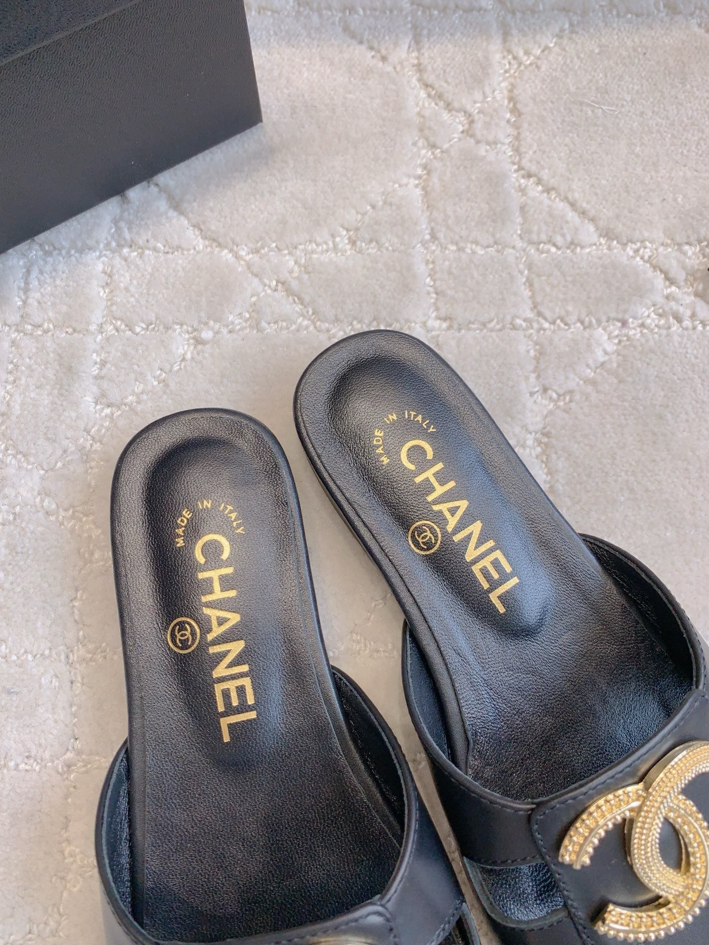Chanel Women's Flat Sandals with CC Logo - Classic & Comfortable 7 i1749448072129 6508 0 3