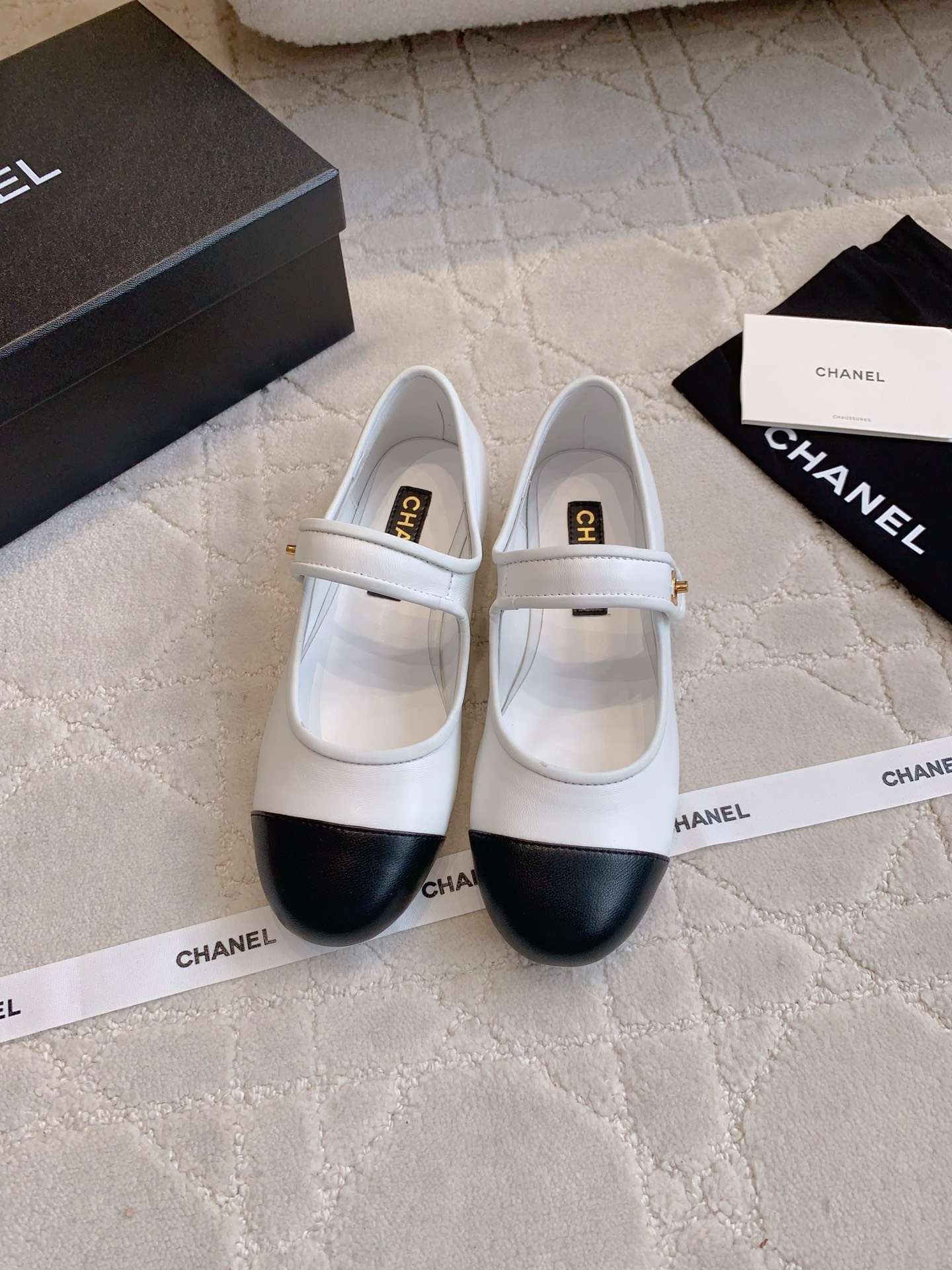 NO:408546,Mesh, leather surface, CHANE* new mesh Mary Jane shoes, super beautiful and fairy on the feet, Xiangjia high-end feel, always convinced by capital. It looks simple style, but it is inexplicably high-end on the feet, absolutely girlish, comfortable and easy to wear, upper sheepskin/high-density mesh, footbed sheepskin Italian leather outsole Size 35-39 (40 41 42 customized), Mary Jane, chanel, chanel, mary jane, sheepskin, Leather soles19860909网面 皮面 CHANE*新款网纱玛丽珍鞋 上脚超美超仙 香家高级感这块总让人大写的服气 看起来简单的款式 但上脚就莫名很高级 绝对的少女感 舒适好穿 鞋面羊皮/高密度网纱 垫脚羊皮 意大利真皮大底 尺码35-39（40 41 42定做）,玛丽珍,chanel,chanel,mary jane,sheepskin,Leather soles,Women's Shoes