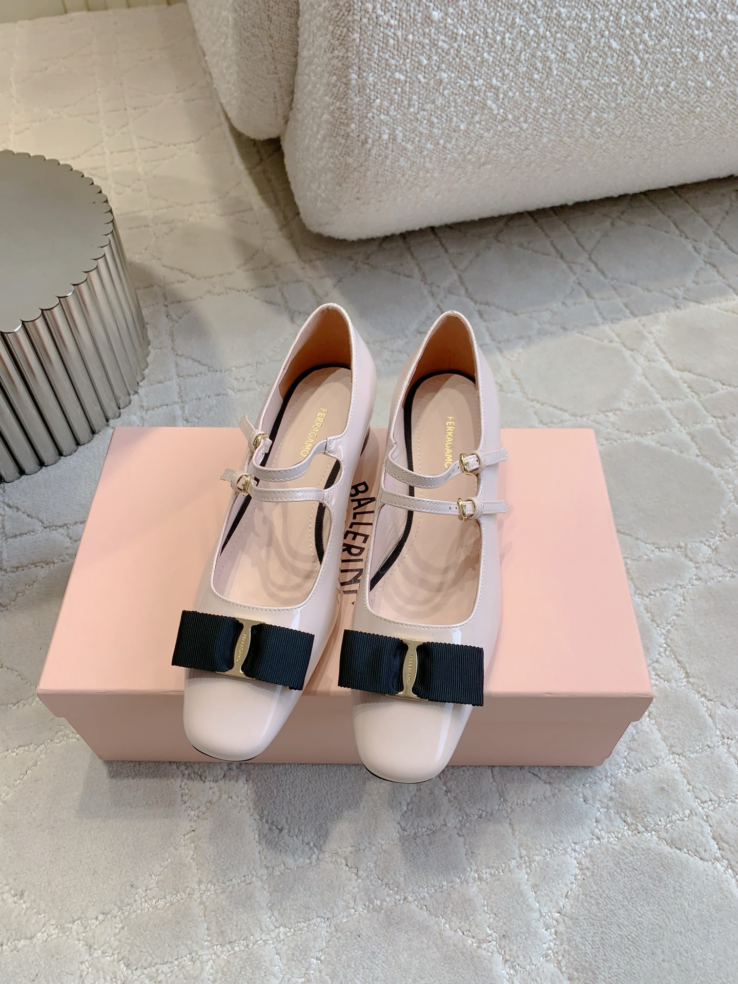 NO:488208,Ferragam's newest double-banded Mary Jane shoes, the design is very exquisite, every detail is full of artistic sense, appearance and comfort coexist, the chaebol is a visual feeling, calfskin, ZP mold opening hardware buckle, inner foot pad sheepskin, Italian leather outsole, heel height 4cm, size 35-39 (34 40 custom made), Mary Jane, ferragamo, mary jane, cowhide, sheepskin, Leather soles19860909Ferragam*新款双带玛丽珍鞋 设计非常精致 每一个细节都充满了艺术感 颜值与舒适并存 财阀千金即视感 鞋面小牛皮 ZP开模五金扣 内里垫脚羊皮 意大利真皮大底 跟高4cm 尺码35-39（34 40定做）,玛丽珍,ferragamo,mary jane,cowhide,sheepskin,Leather soles,Women's Shoes