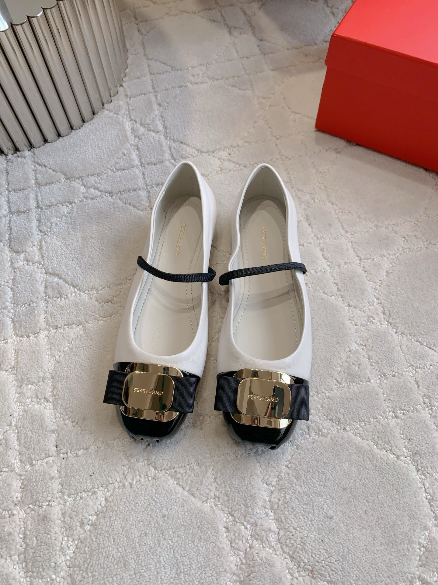 NO:410713,Ferragam's newest ballet shoes are very exquisite in design. Every detail is full of artistic sense. Soft cloud foot feel. Appearance and comfort coexist. Upper sheepskin/velvet/silk/vle/denim ZP mold opening hardware buckle inner foot cushion sheepskin original mold opening non-slip sole Size 35-39 (34 40 customized), ballet shoes, ferragamo, sheepskin, real silk19860909Ferragam*新款芭蕾舞鞋 设计非常精致 每一个细节都充满了艺术感 软软的云朵脚感 颜值与舒适并存  鞋面羊皮/丝绒/真丝/丝绒/牛仔 ZP开模五金扣 内里垫脚羊皮 原版开模防滑大底 尺码35-39（34 40定做）,芭蕾舞鞋,ferragamo,sheepskin,real silk,Women's Shoes