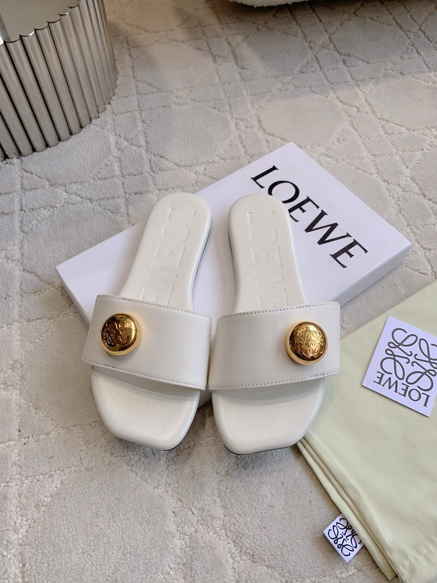 NO:409285,Loew* new flat sandals, metal button embellishment, lazy and relaxing, a universal and versatile slipper, cowhide, inner footbed sheepskin, Italian leather outsole, size 35-39 (40 41 custom made), slippers, loewe, slippers, cowhide, sheepskin, Leather soles19860909Loew*新款平底凉拖鞋 金属纽扣点缀让人眼前一亮 慵懒松弛感拉满 万能百搭的一款拖鞋  鞋面牛皮 内里垫脚羊皮 意大利真皮大底 尺码35-39（40 41定做）,拖鞋,loewe,slippers,cowhide,sheepskin,Leather soles,Women's Shoes