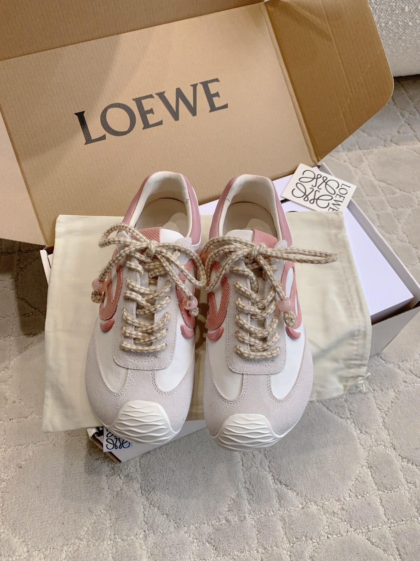 NO:409305,Loew's newest classic German training shoes casual shoes, super comfortable feet, no pressure to match any style, relaxed and fashionable, original purchase and development, details comparison counter, cowhide upper cowhide spliced ​​nylon cloth, inner footbed cowhide original molded sole size 35-39 (customized for 40), casual shoes/sports shoes, loewe, sneakers, cowhide19860909Loew*新款经典款德训鞋休闲鞋 脚感超级舒适 搭配什么风格都毫无压力 松弛又时髦  原版购入打版开发 细节对比专柜 鞋面牛皮拼接尼龙布 内里垫脚牛皮 原版开模大底 尺码35-39（40定做）,休闲鞋/运动鞋,loewe,sneakers,cowhide,Women's Shoes