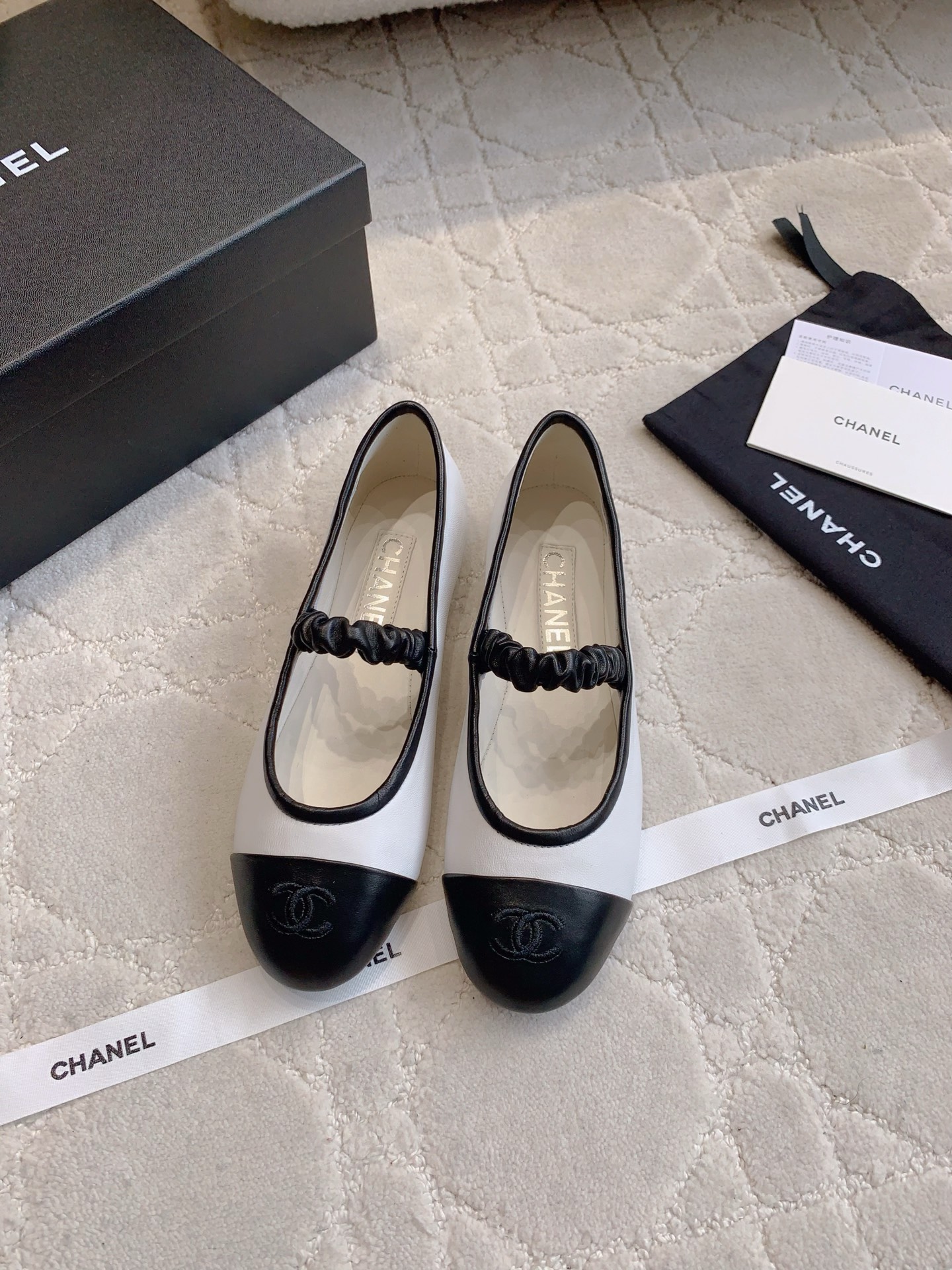 NO:409381,CHANE* new flat-soled Mary Jane shoes, super beautiful and fairy on the feet, Xiangjia high-end feels always convincing. It looks simple but it is inexplicably high-end on the feet. Absolute girlish feeling. Comfortable and easy to wear. Upper sheepskin/velvet inner footbed sheepskin Italian leather outsole Size 35-39 (34 40 41 customized), Mary Jane, chanel, chanel, mary jane, sheepskin, Leather soles19860909CHANE*新款平底玛丽珍鞋 上脚超美超仙 香家高级感这块总让人大写的服气 看起来简单的款式 但上脚就莫名很高级 绝对的少女感 舒适好穿 鞋面羊皮/天鹅绒 内里垫脚羊皮 意大利真皮大底 尺码35-39（34 40 41定做）,玛丽珍,chanel,chanel,mary jane,sheepskin,Leather soles,Women's Shoes