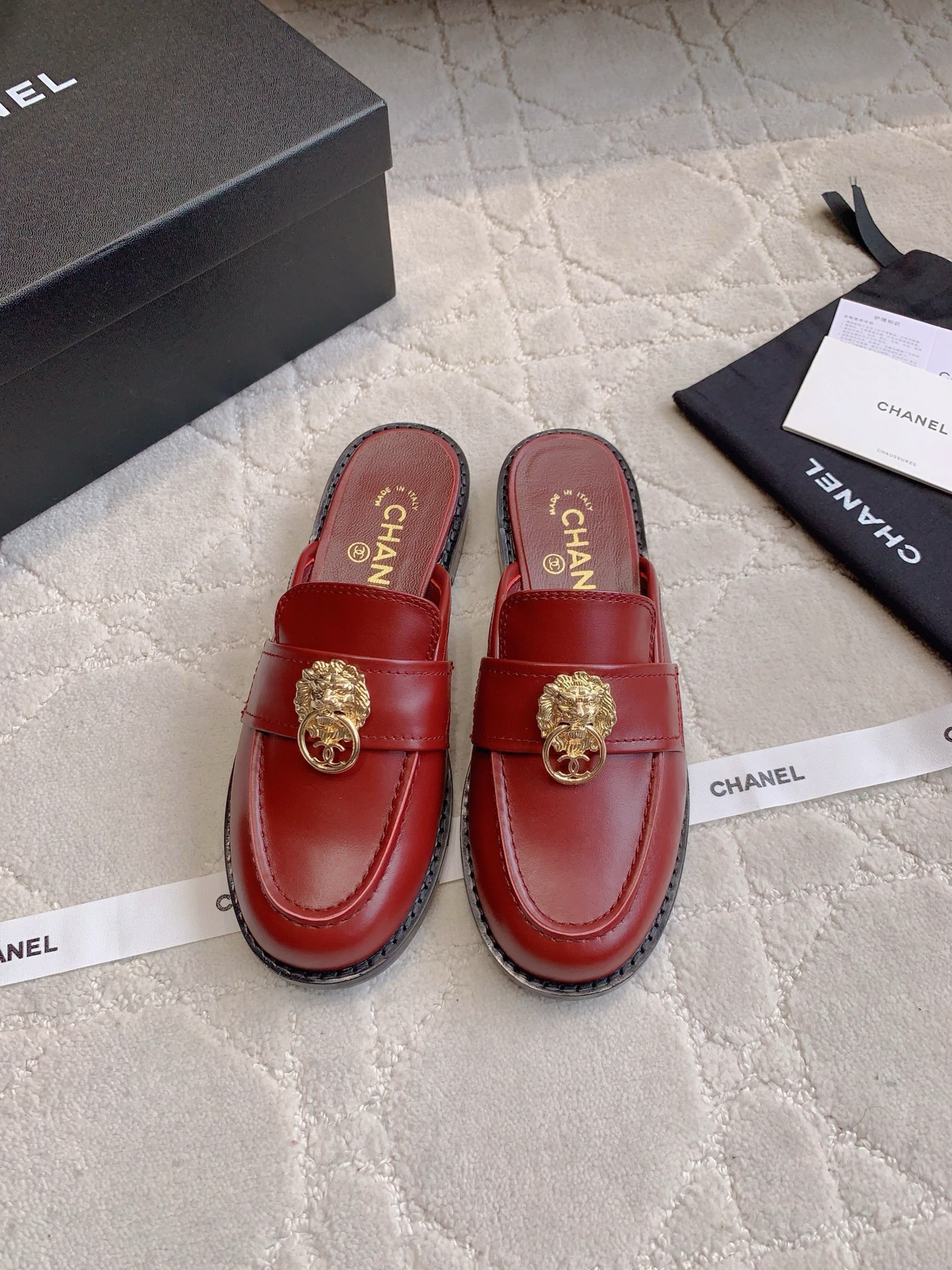 Chanel Mocasines Semi-abiertos con Adorno de Cabeza de León