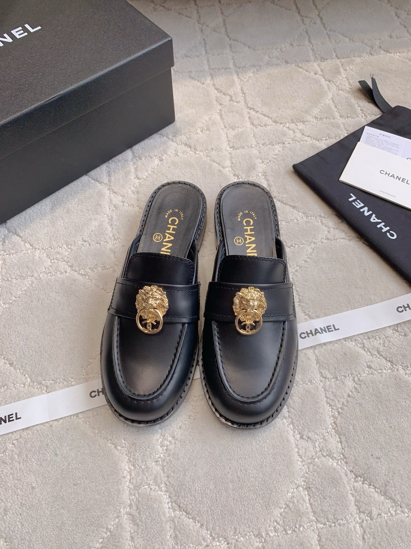 Chanel Mocassins Mule avec Tête de Lion en Cuir Noir pour Femme