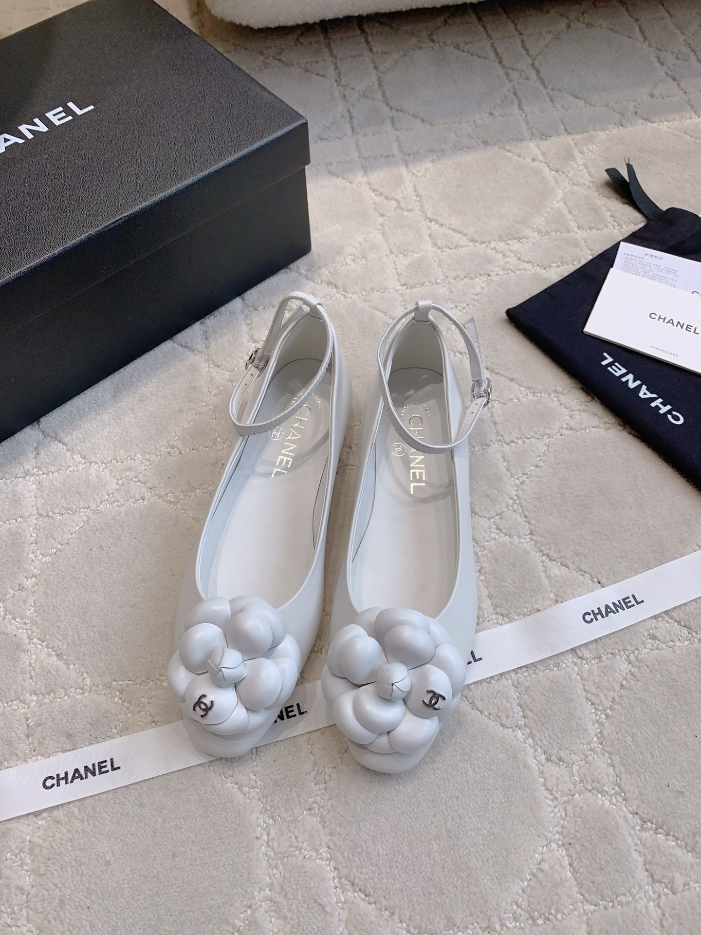 NO:408973,CHANE's newest camellia flat-soled Mary Jade shoes exquisite and delicate, superb on the feet, retro and fashionable, full of high-end feeling, sheepskin upper, inner footbed sheepskin Italian leather outsole size 35-39 (34 40 41 custom made), single shoes, chanel, mary jane, sheepskin, Leather soles19860909CHANE*新款山茶花平底玛丽珍鞋 精致又秀气 上脚超赞 复古又时髦 高级感满满 鞋面羊皮 内里垫脚羊皮 意大利真皮大底 尺码35-39（34 40 41定做）,单鞋,chanel,mary jane,sheepskin,Leather soles,Women's Shoes